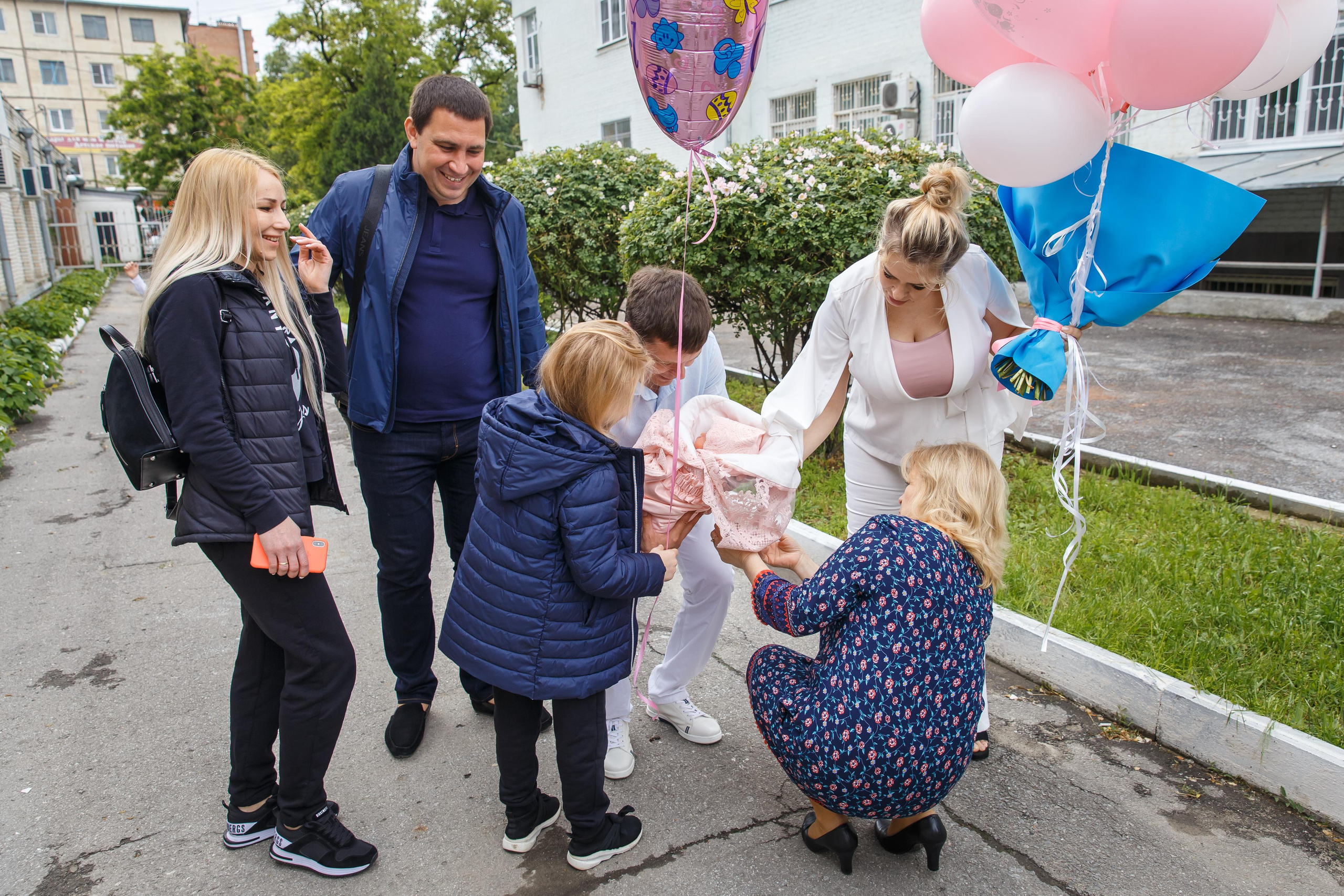 Выписка Евы из роддома ЦГБ. Семейный и детский фотограф в Ростове-на-Дону