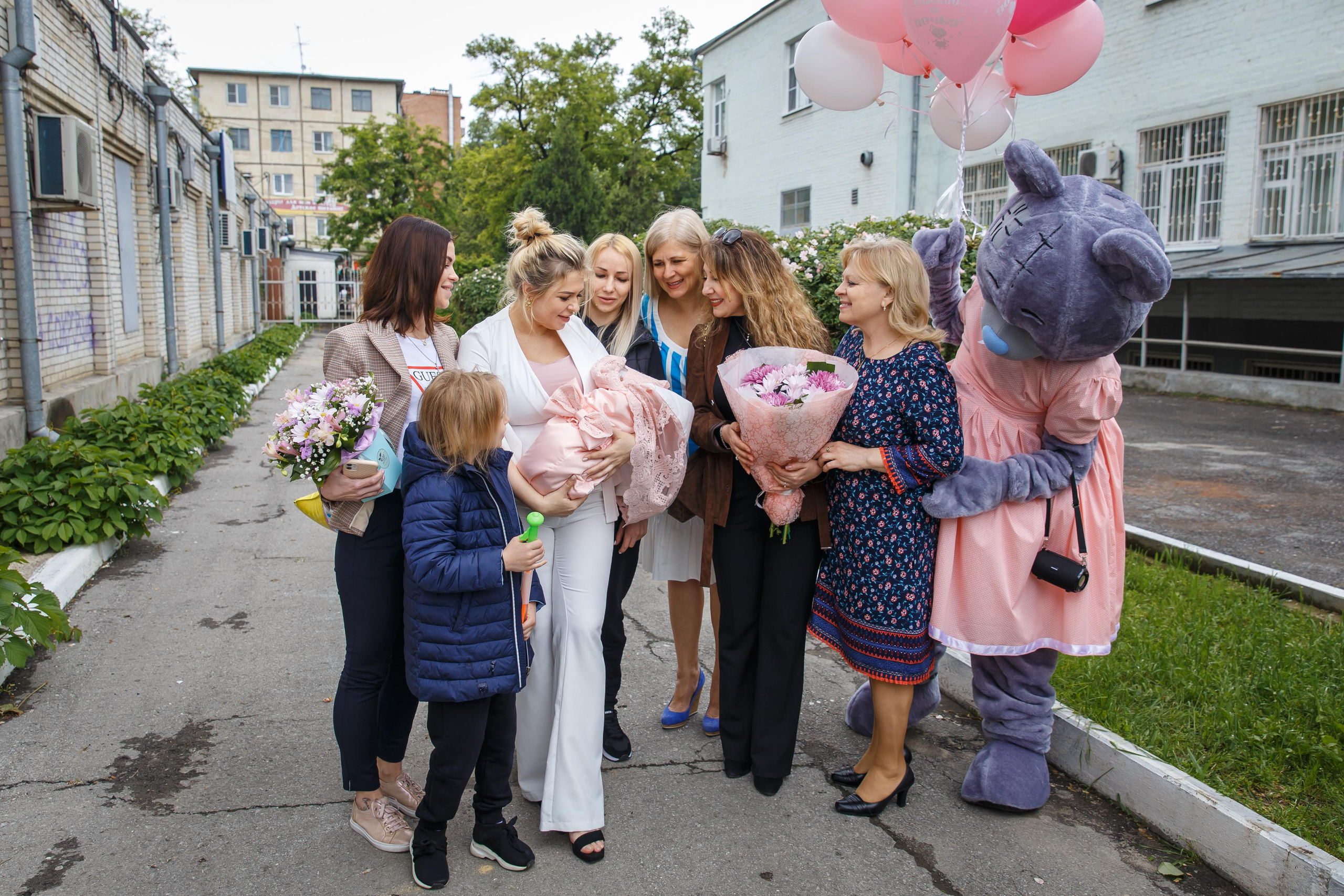 Выписка Евы из роддома ЦГБ. Семейный и детский фотограф в Ростове-на-Дону