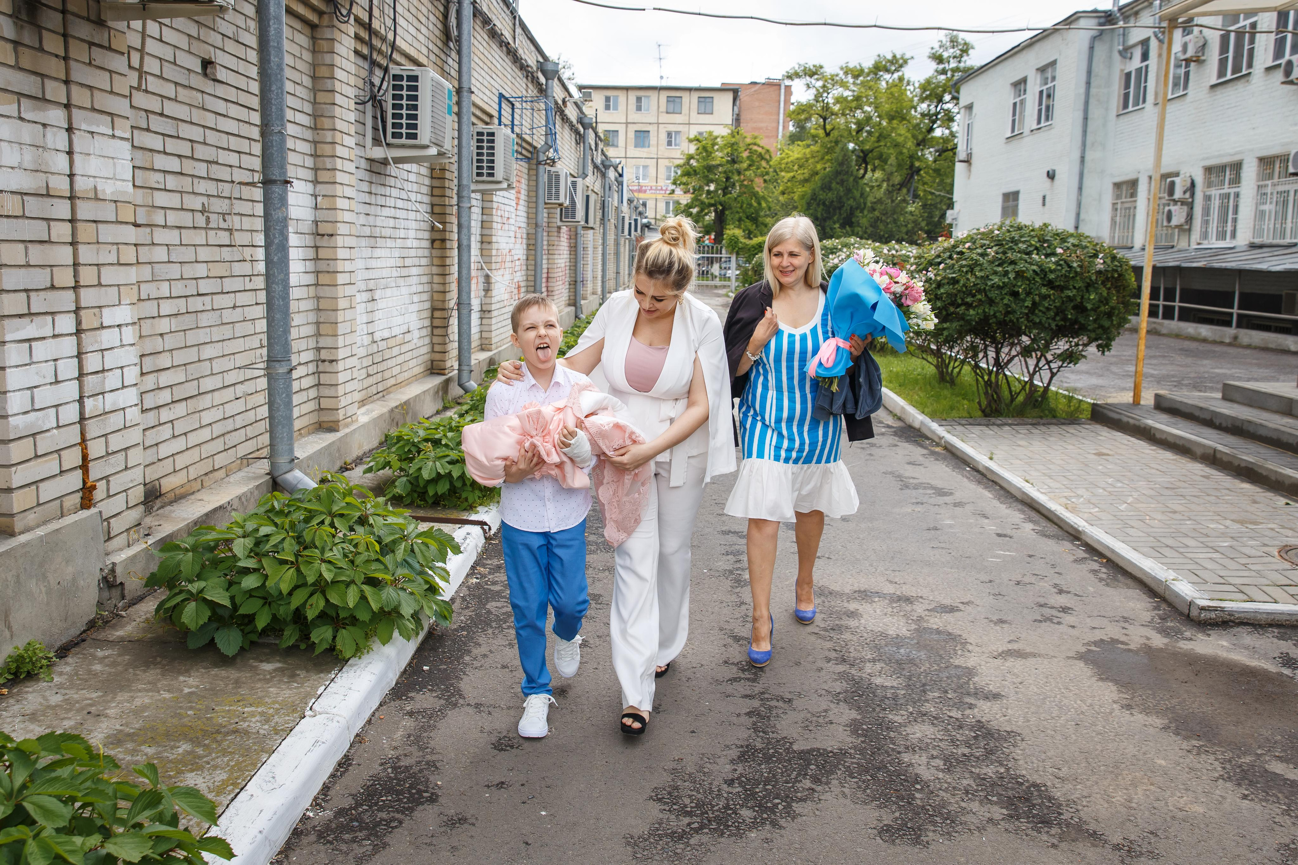 Выписка Евы из роддома ЦГБ. Семейный и детский фотограф в Ростове-на-Дону