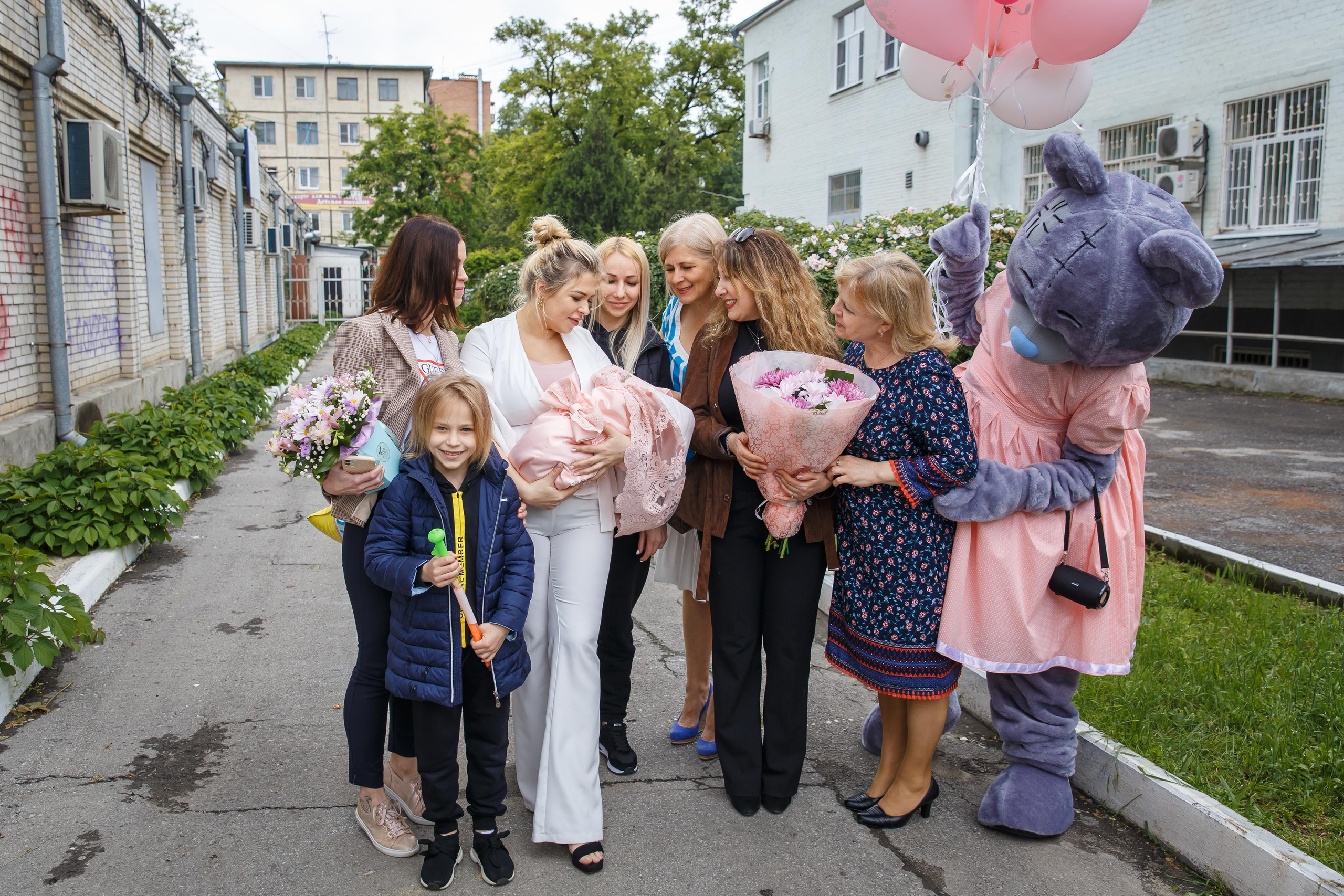 Выписка Евы из роддома ЦГБ. Семейный и детский фотограф в Ростове-на-Дону