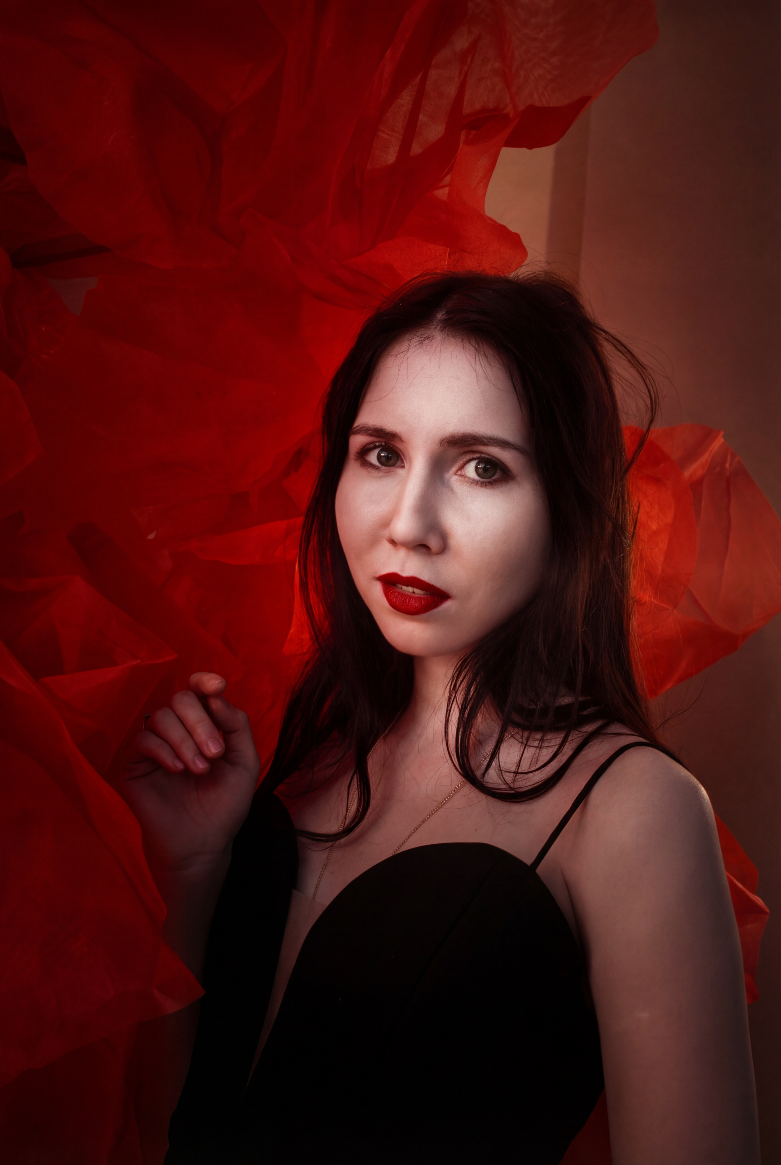 Портрет девушки на фоне красных цветов