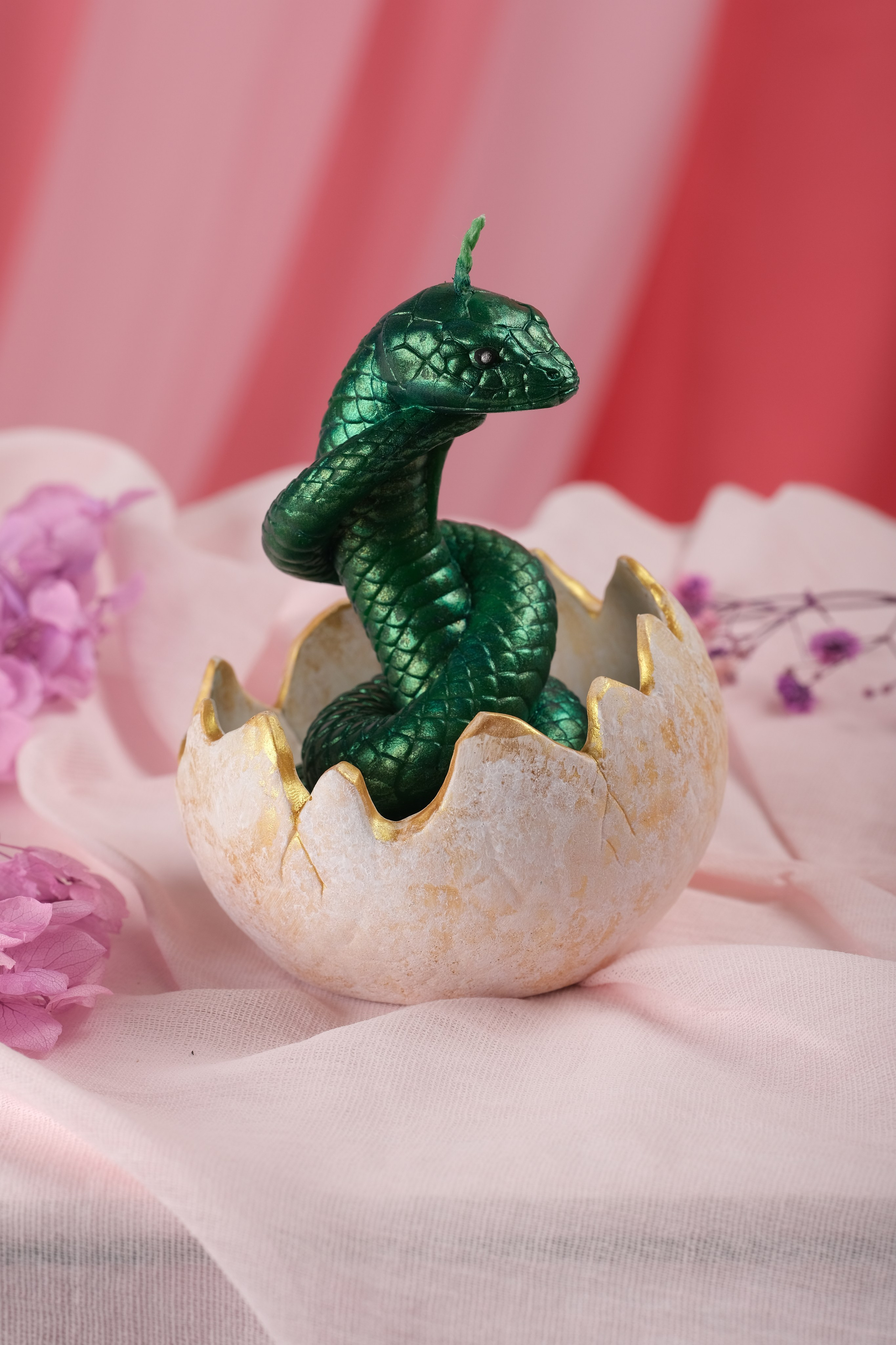 Свеча Змея в скорлупе