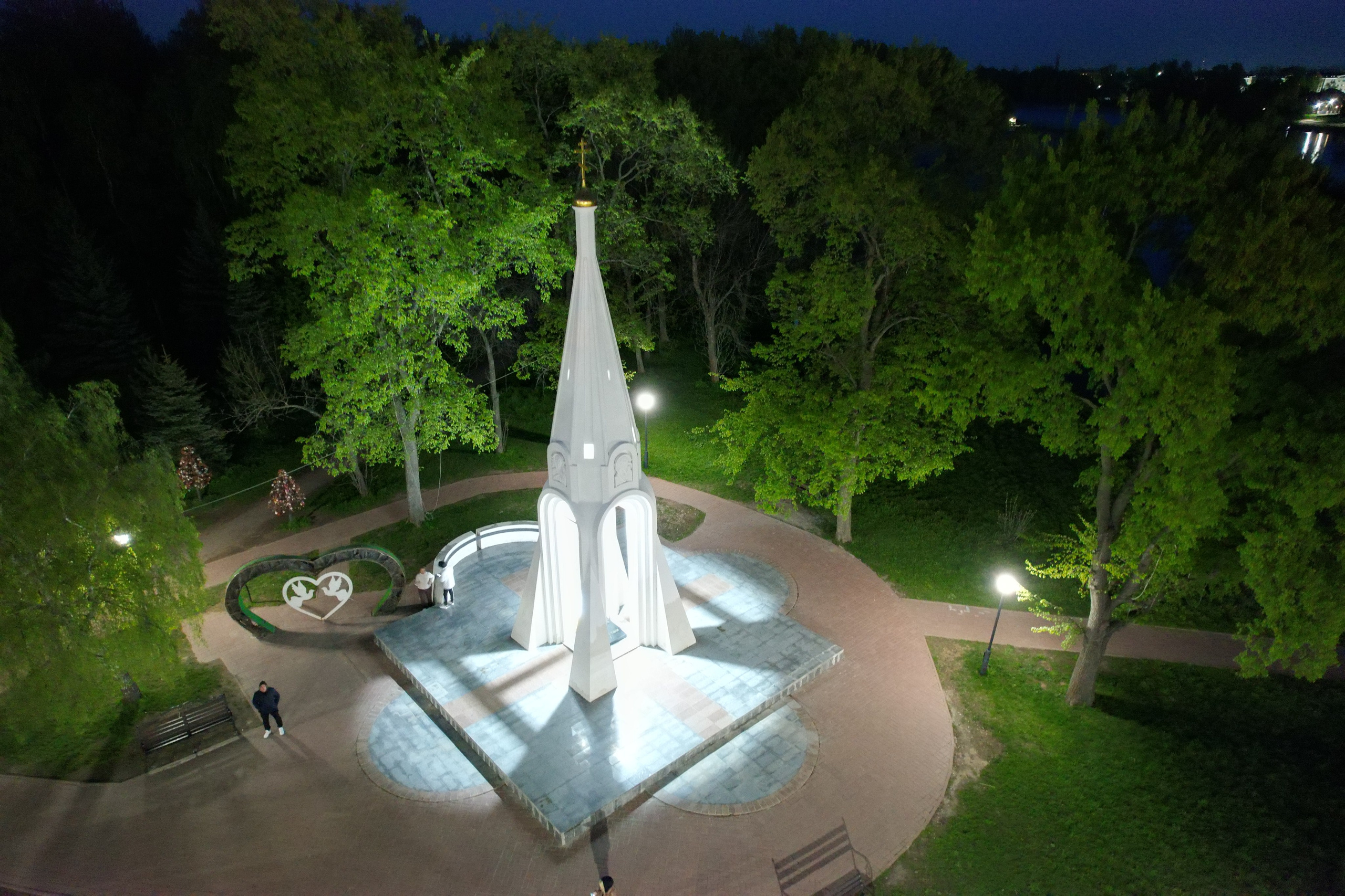 Аэросъемка с дрона часовни Минина-Пожарского и монумента Ярославль