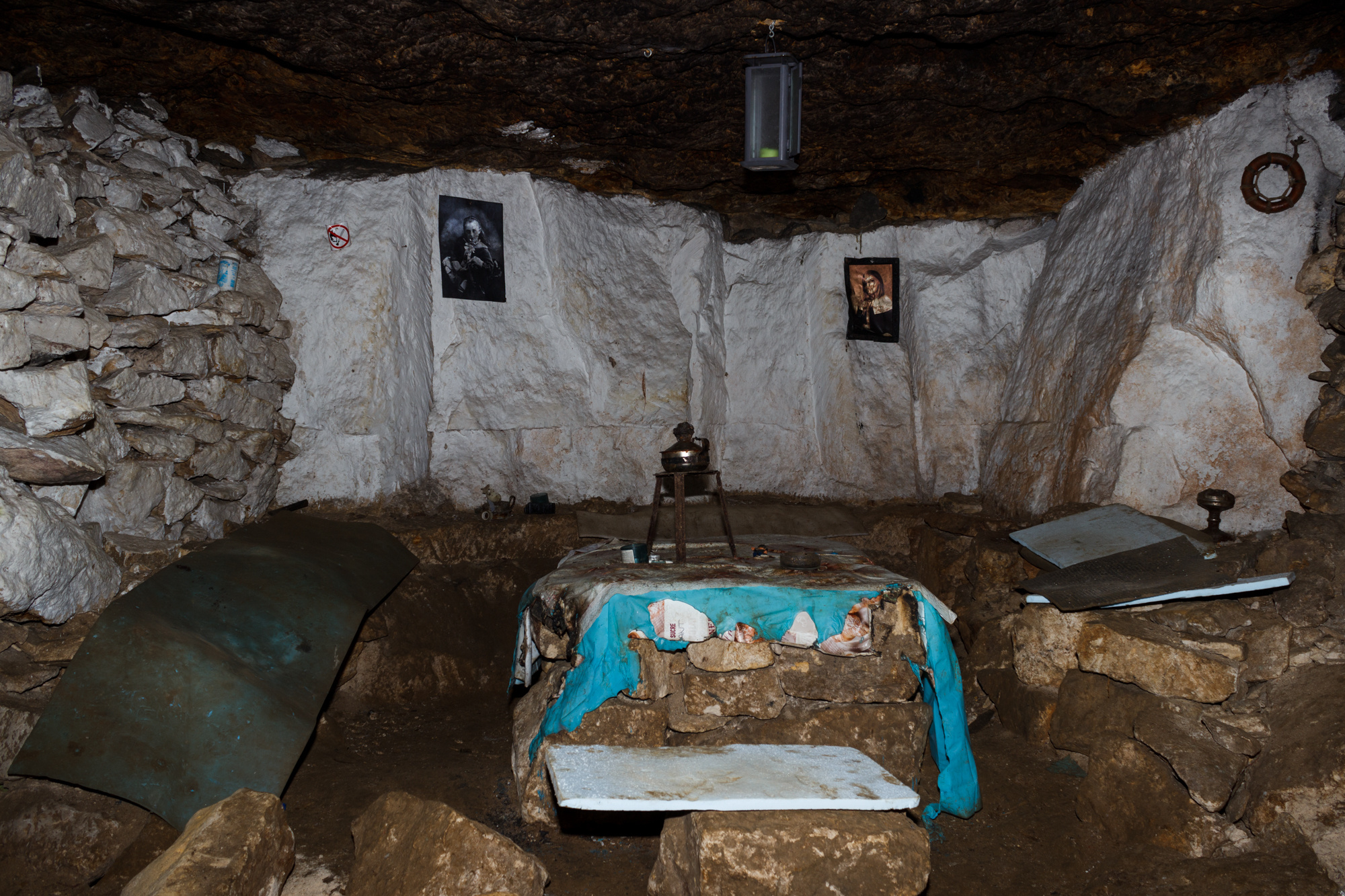 Жилой грот в Сьяновских каменоломнях. В Сьянах гроты фактически принадлежат различным группам спелестологов. Чужаков здесь не любят. Пришедшие сюда в первый раз могут переночевать в отдельных гостевых гротах.