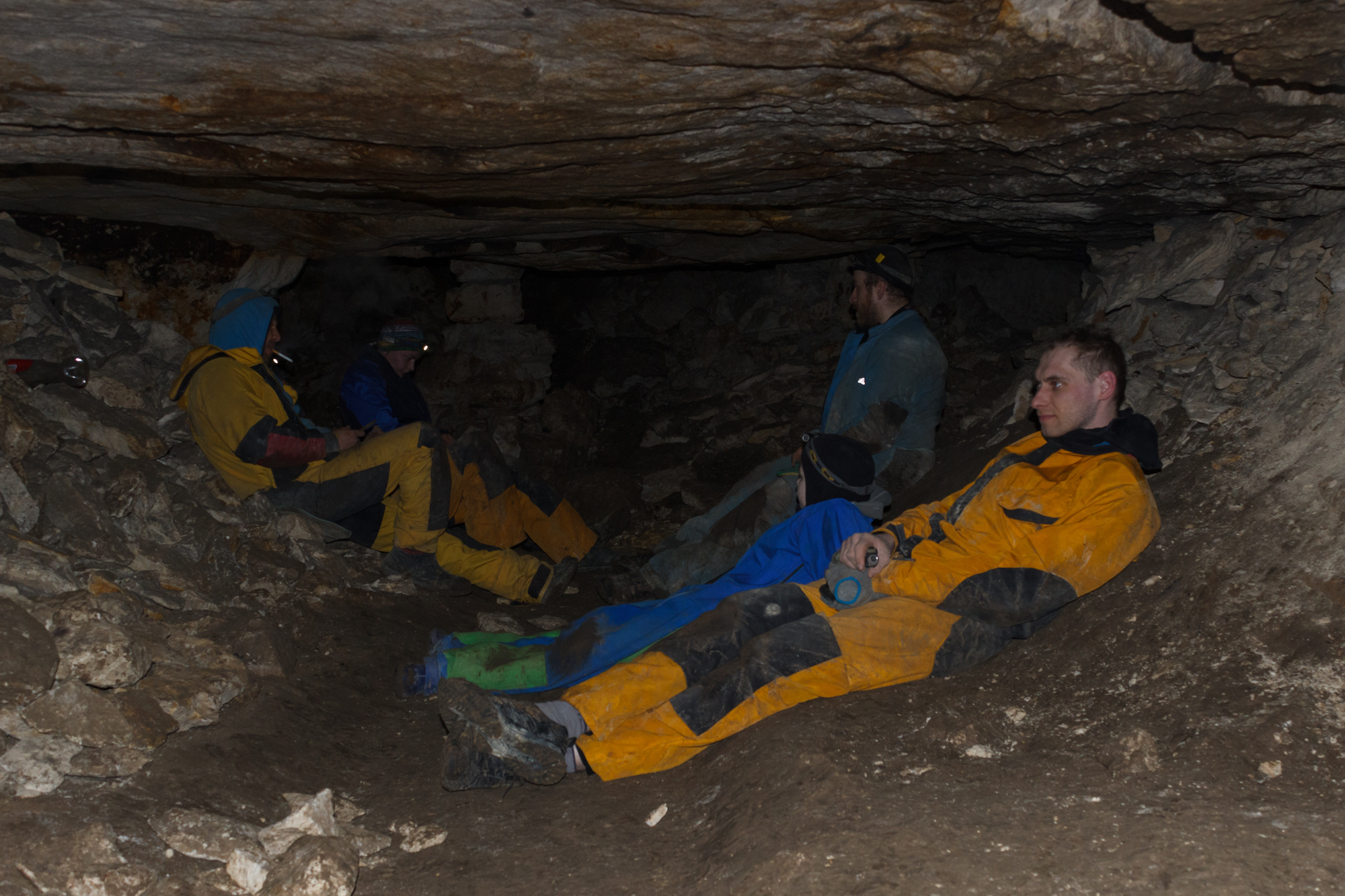 Перекур у группы спелестологов в штреке Камкинской каменоломни. Штреки в подмосковных каменоломнях – это проходы, сделанные в отработанном камне, буте, который используется для дополнительного укрепления потолка.