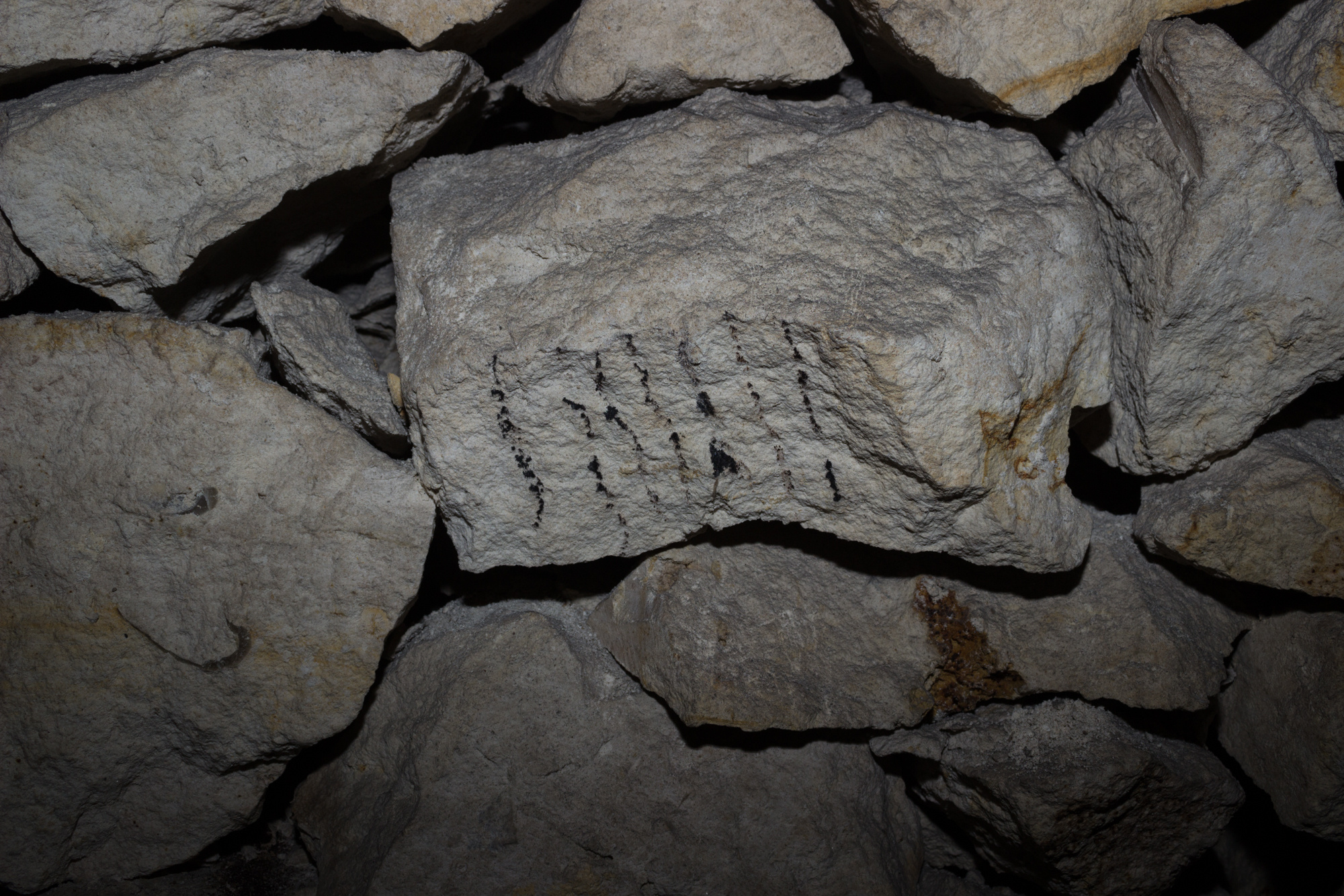 Старая система учета на стенах Новленской каменоломни. Вероятно, штрихами и палочками, нарисованными углем на камнях кладки, камнедобытчики отмечали, сколько известняка они обточили, отпилили или вытесали. Спелестологи закрыли эту каменоломню для массового посещения, чтобы сохранить исторический вид ходов.