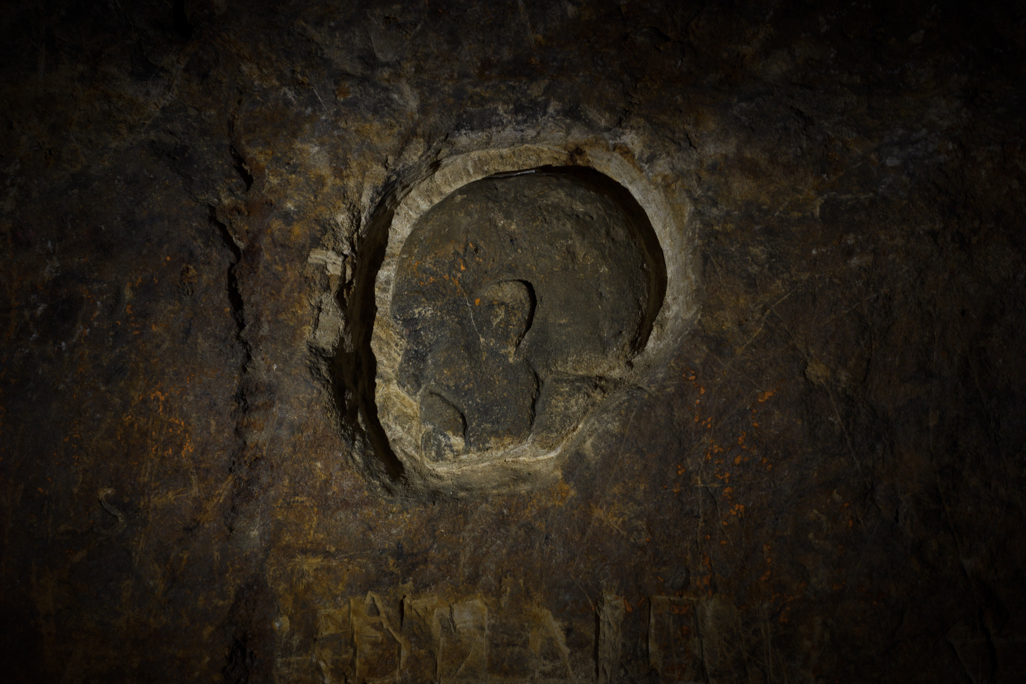 Голова, выдолбленная на стене в Сьянах — современный арт-объект.