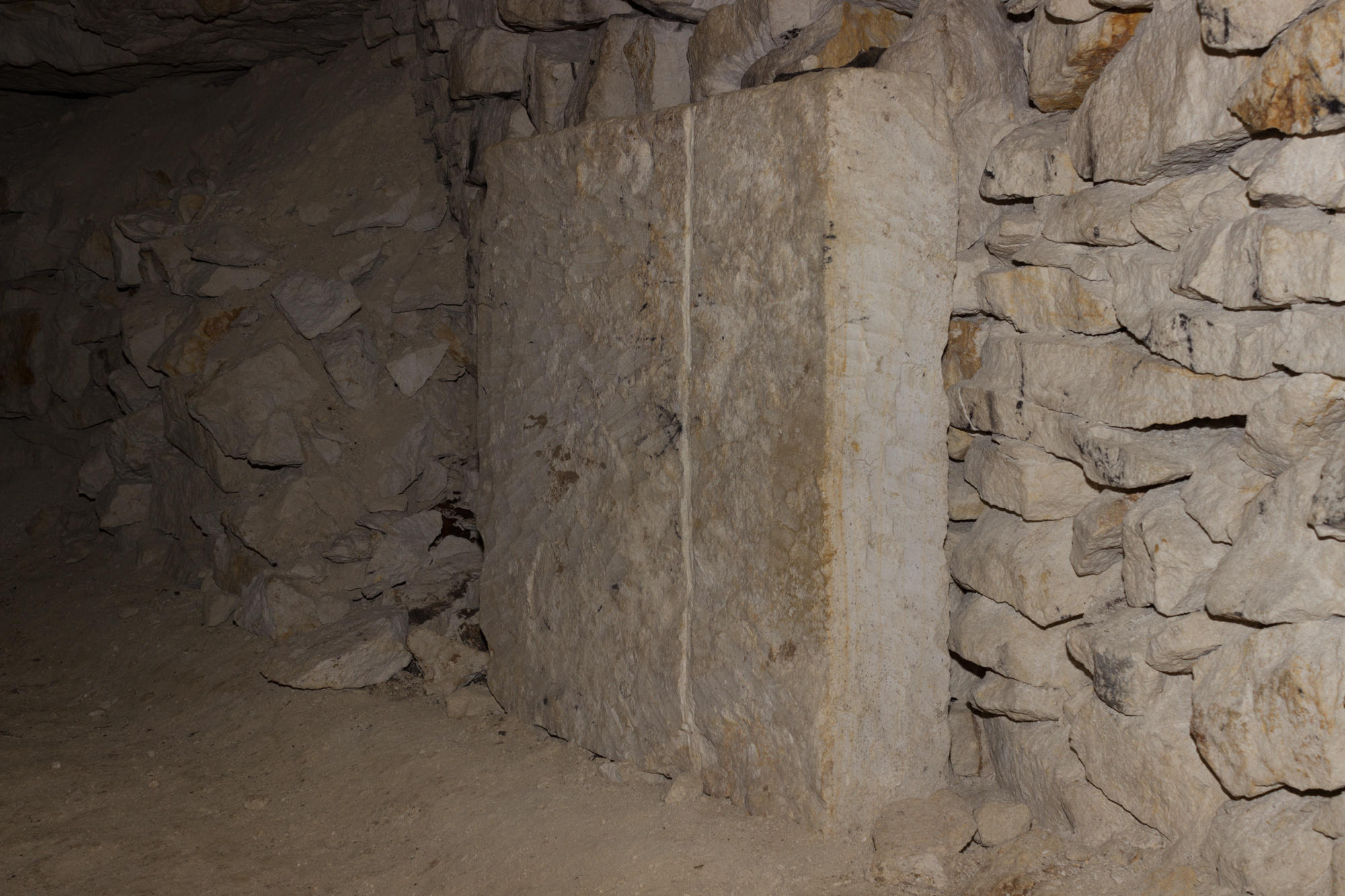 Обтесанный товарный камень — известняк. Именно его добывали в каменоломнях. Рубили камень под конкретный заказ, первичную обработку он проходил еще под землей. Известняк применяли в строительстве, для стеновой кладки и декора. Также он шел на известь и бут. Почему этот камень так и остался в штреке Новленской каменоломни после разработок, неизвестно.