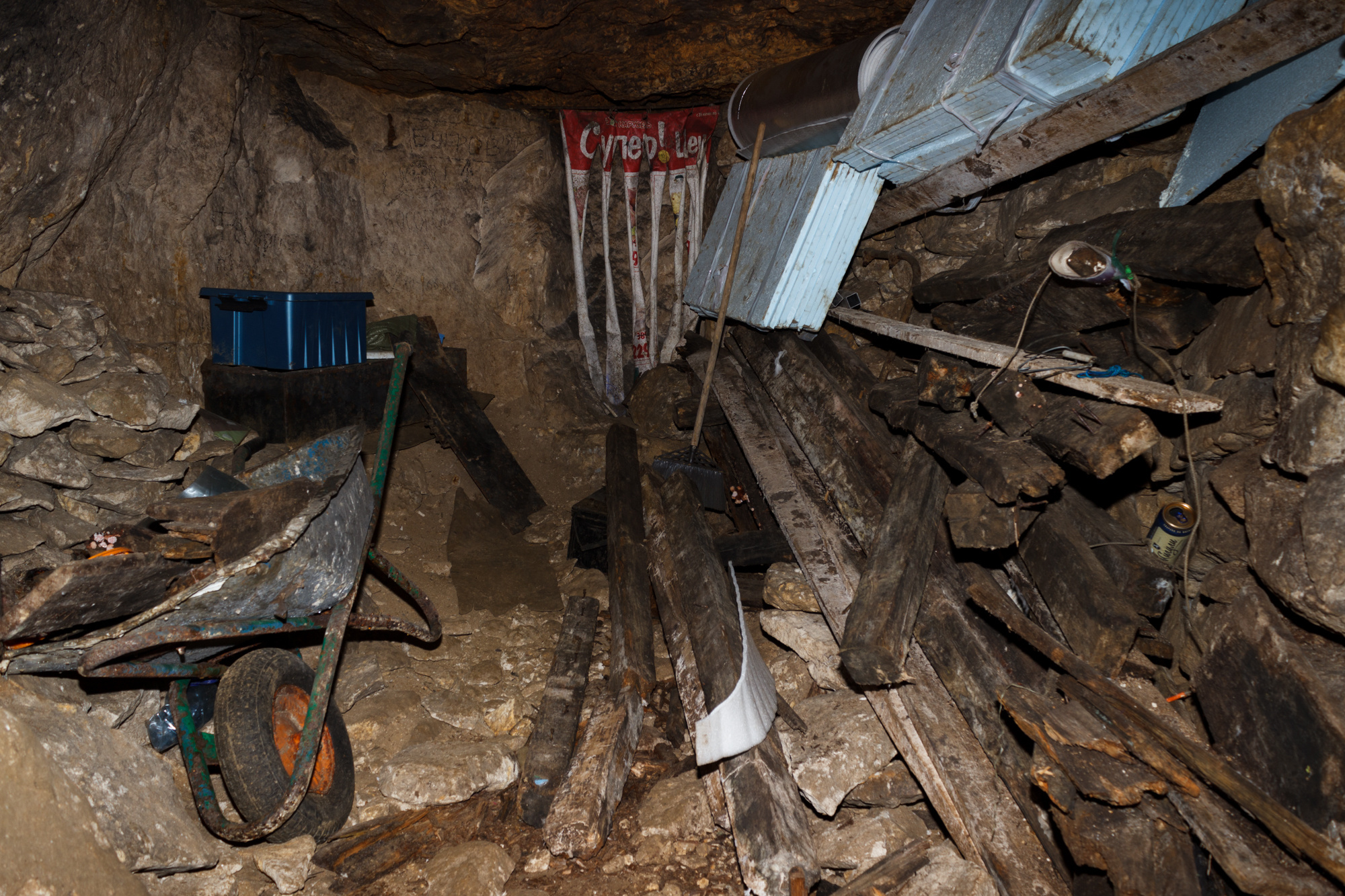 Тележка, утеплитель и доски в гроте Сьяновских каменоломен.