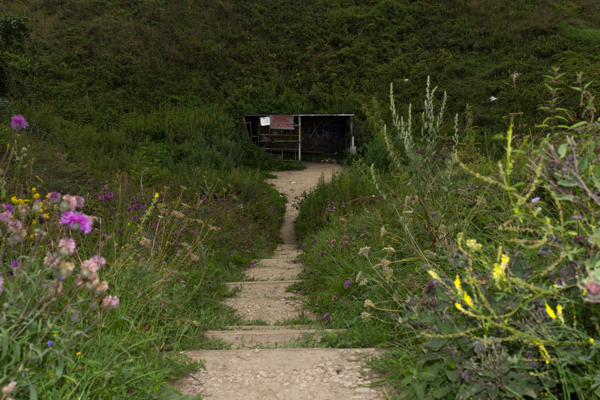 Входной колодец в Сьяновскую каменоломню находится в овраге на берегу реки. Над ним возвышается автобусная остановка, а над самими каменоломнями — частные дома. Бурение скважин местные жители согласуют со спелестологами, ведь такие работы затрагивают каменоломни.