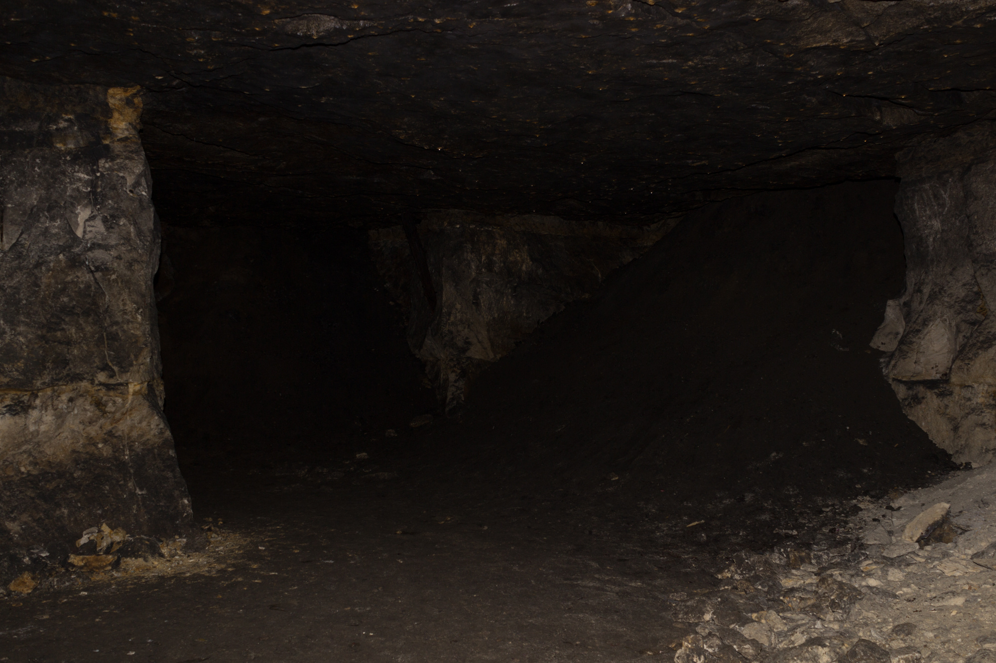 Подземные ходы. В каменоломнях абсолютно темно, передвигаться без фонарика невозможно.