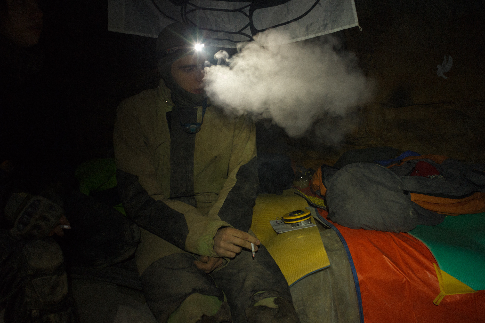 Спелеолог курит в гроте в Киселях (в Камкинской каменоломне). Московские спелеологические клубы используют каменоломни для учебных выездов и отработки навыков топографической съемки.