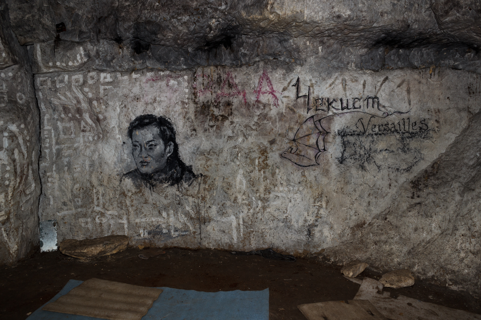 Грот «Чекист» в Сьянах. Обычно название гроту дает его строитель или «владелец». Оно может быть произвольным или воспроизводит прозвище «владельца». Прозвища в субкультуре спелестологов широко распространены. Названия на стенах гротов помогают гостю определить местоположение и свериться с картой.