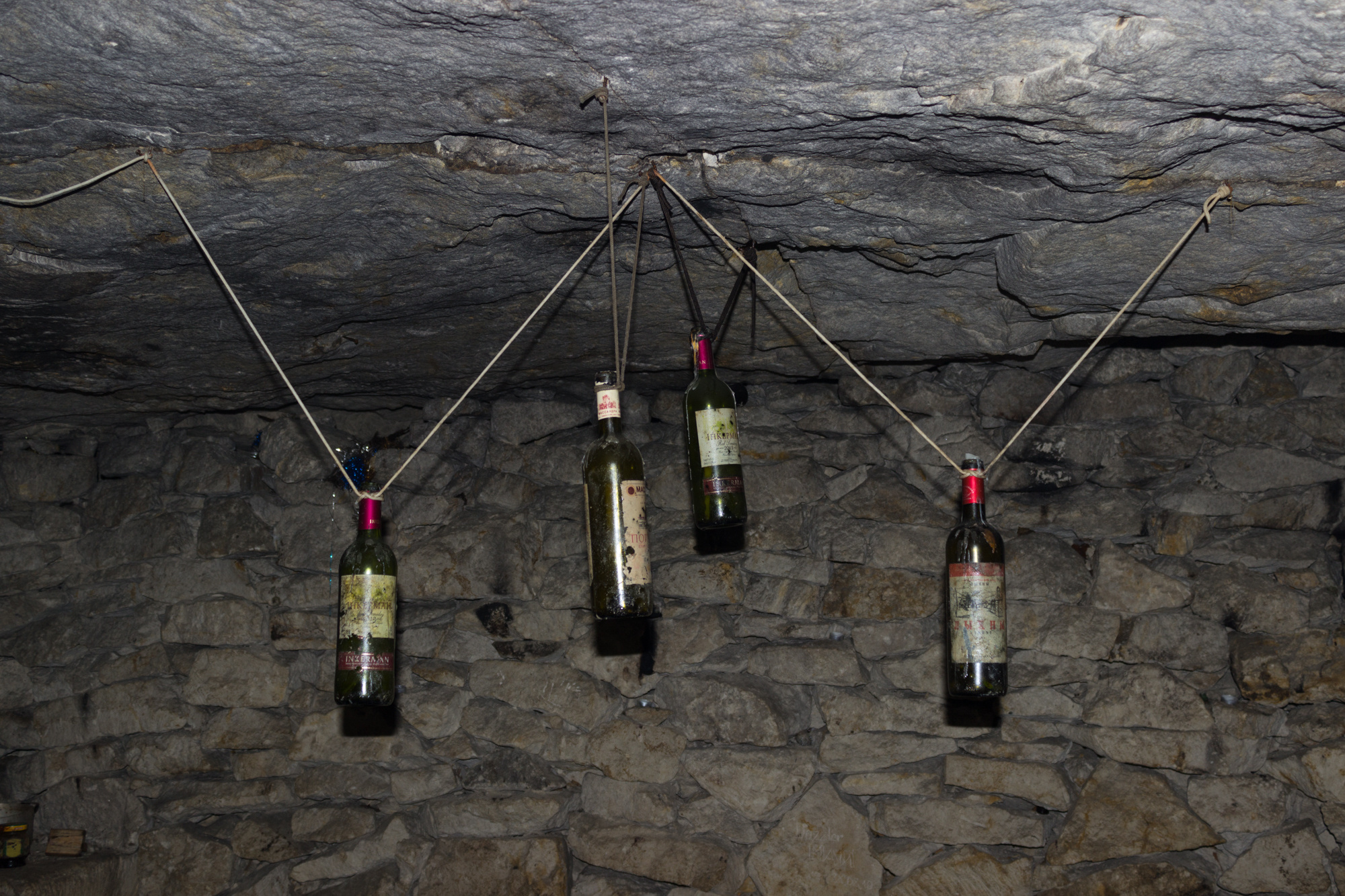 Украшение из пустых винных бутылок в одном из гротов.