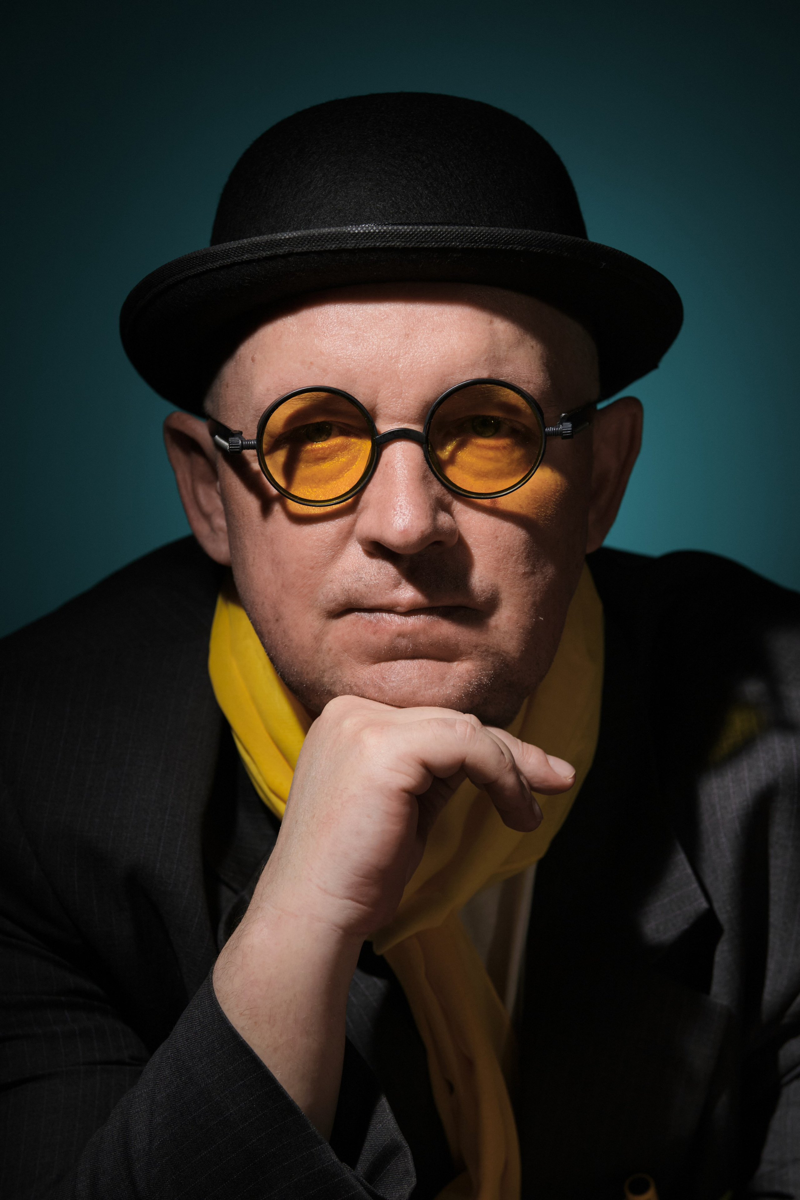 Творческий мужской портрет с характером | Художественная студийная фотосессия для артистов, музыкантов и личного бренда