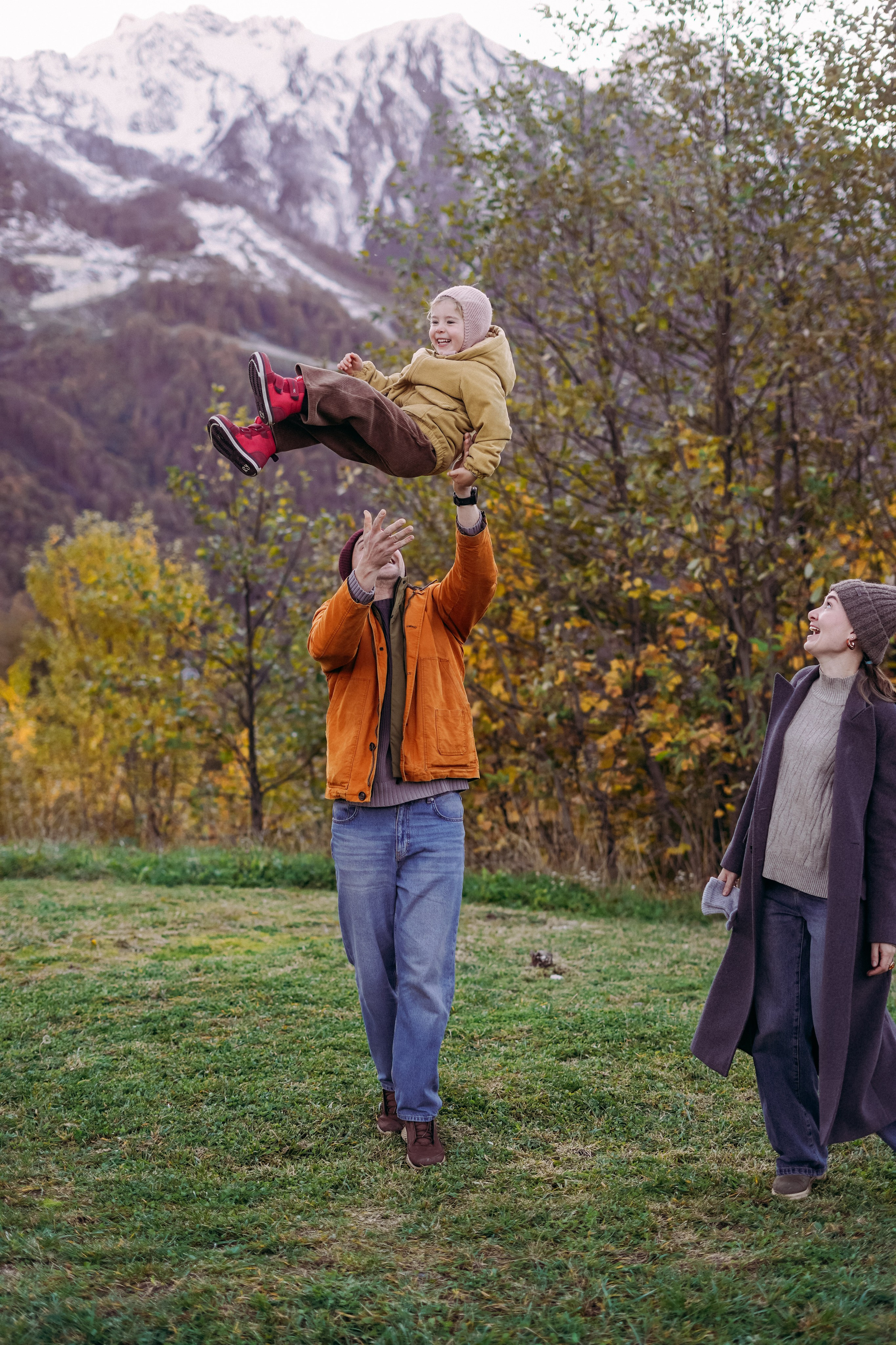 Алексей, Анна и Валентина в Горной Олимпийской деревне. Фотограф в Сочи и Абхазии | Фототуры | September Air