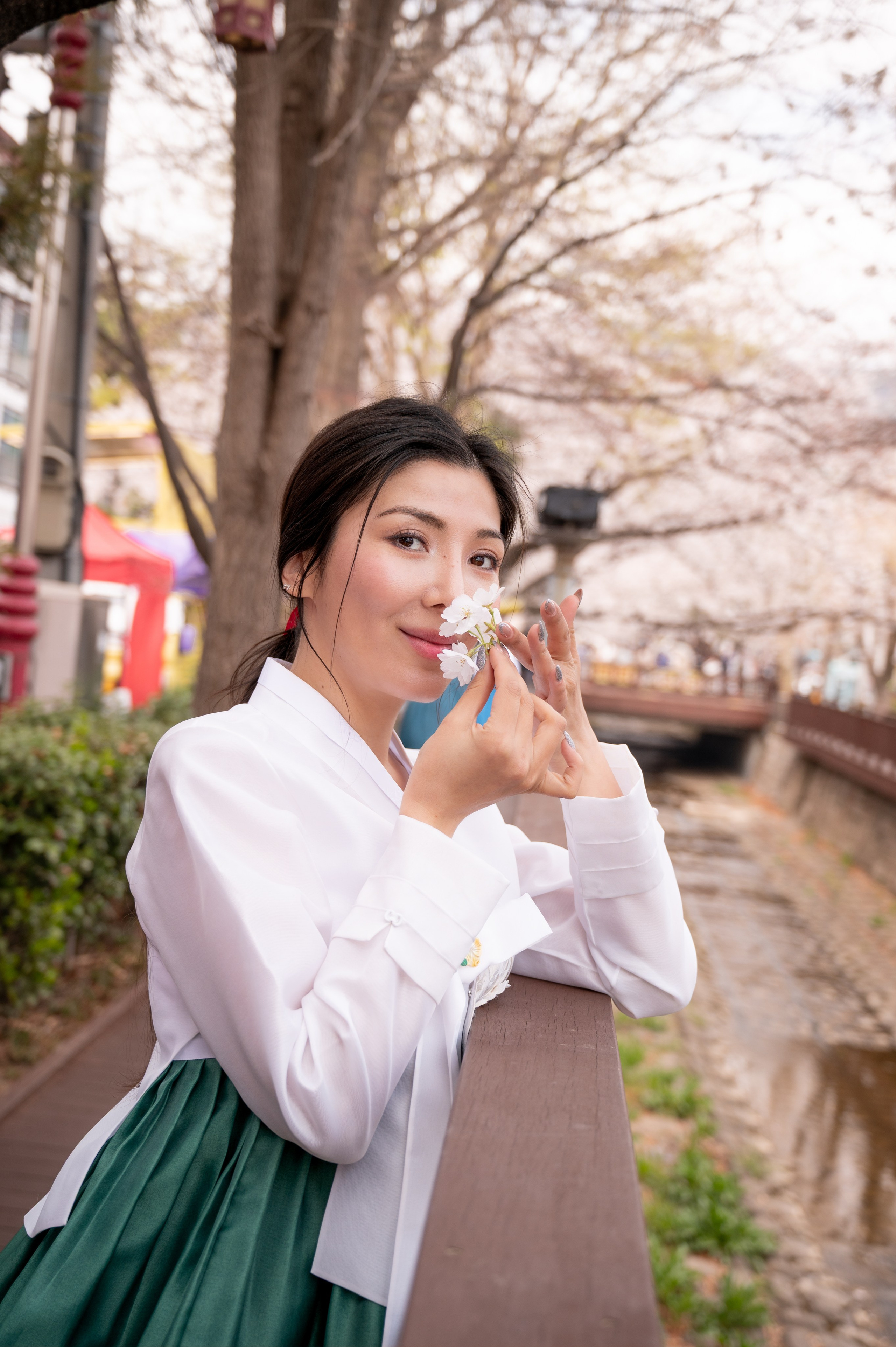 Hanbok Fotoshooting unter Kirschblüten in Busan Korea
