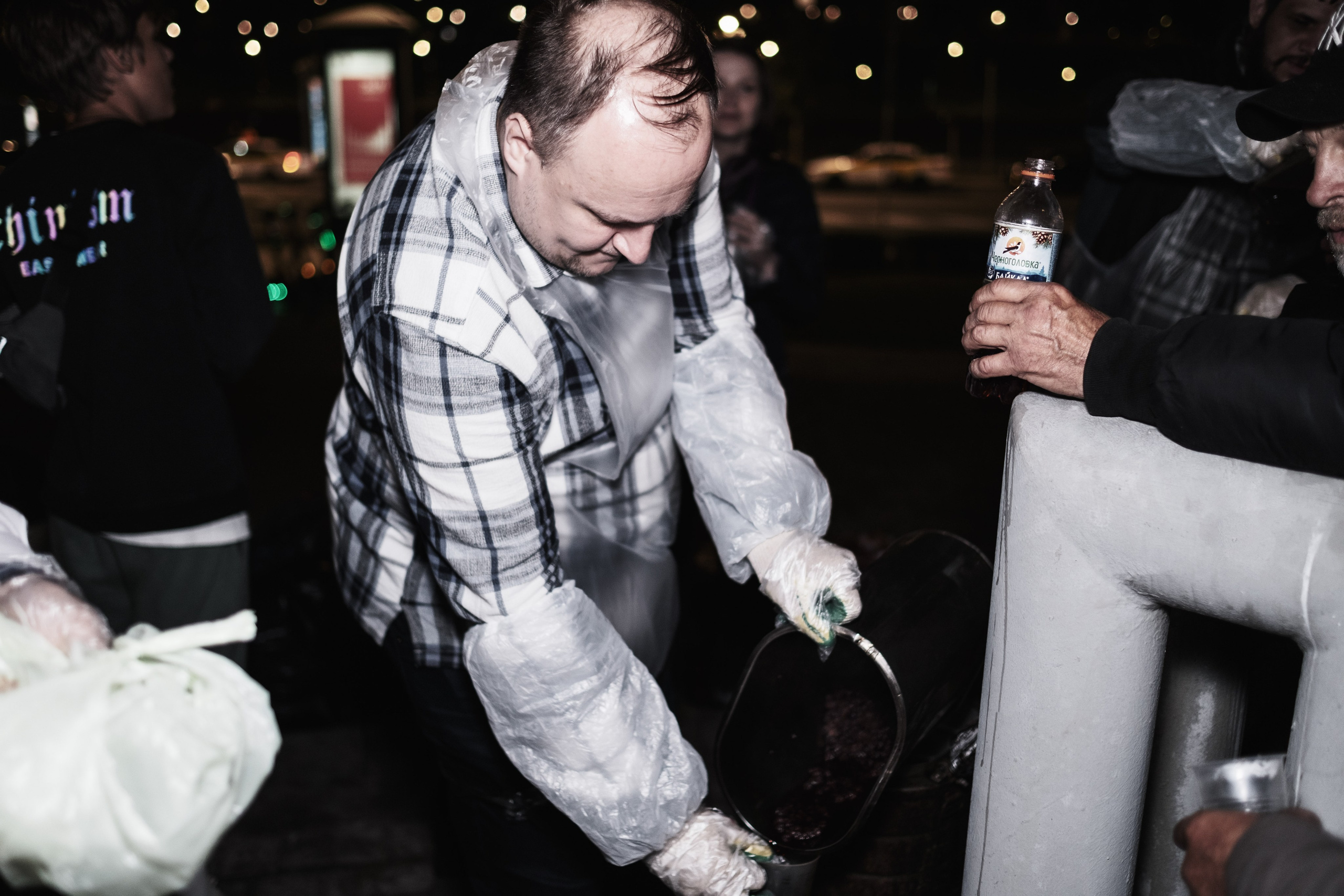 Готовка для бездомных и кормление их в Москве. Фотограф в Москве Максим Скоробогатов