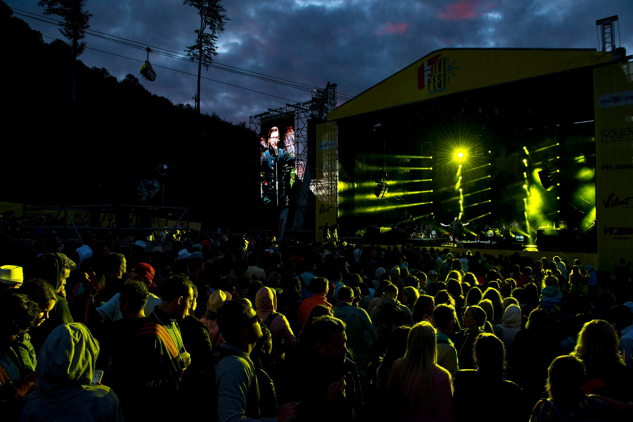 Концерт на музыкально фестивале в Красной Поляне, который организован компанией Мегафон. Зрители на концерте. Фотограф в Сочи.