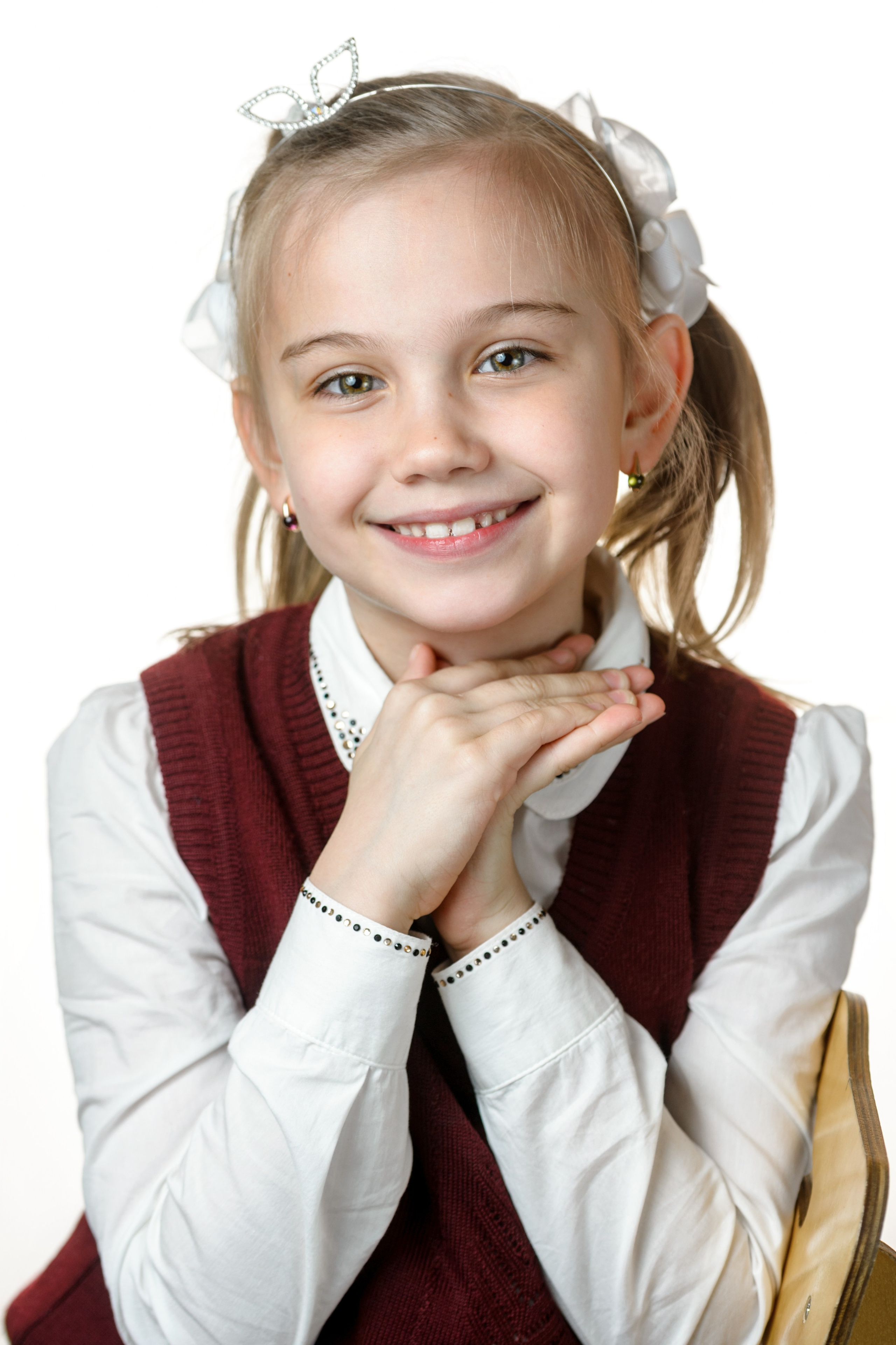 Улыбающаяся девочка в школьной форме