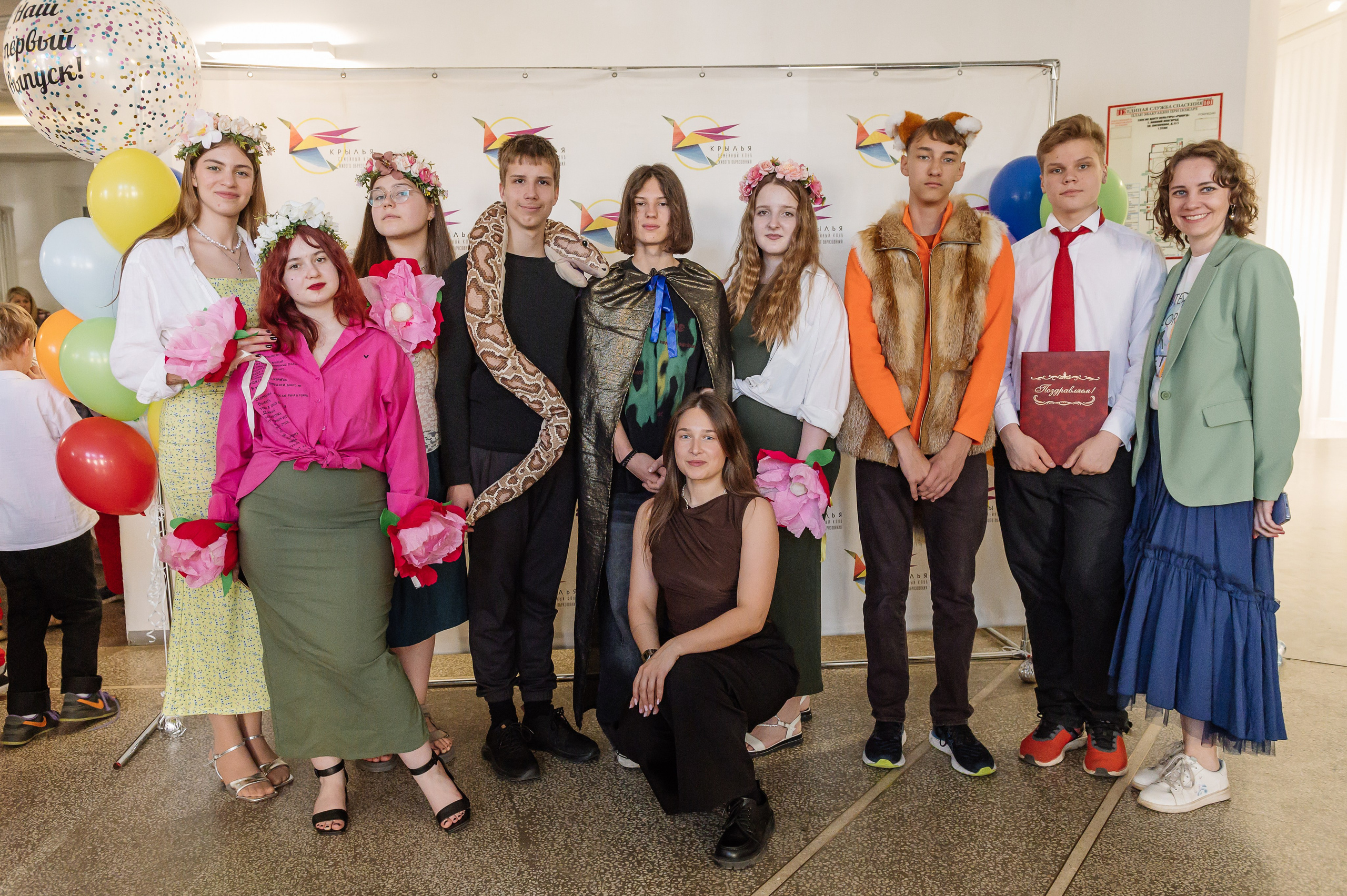 общее фото детей на школьном выпускном