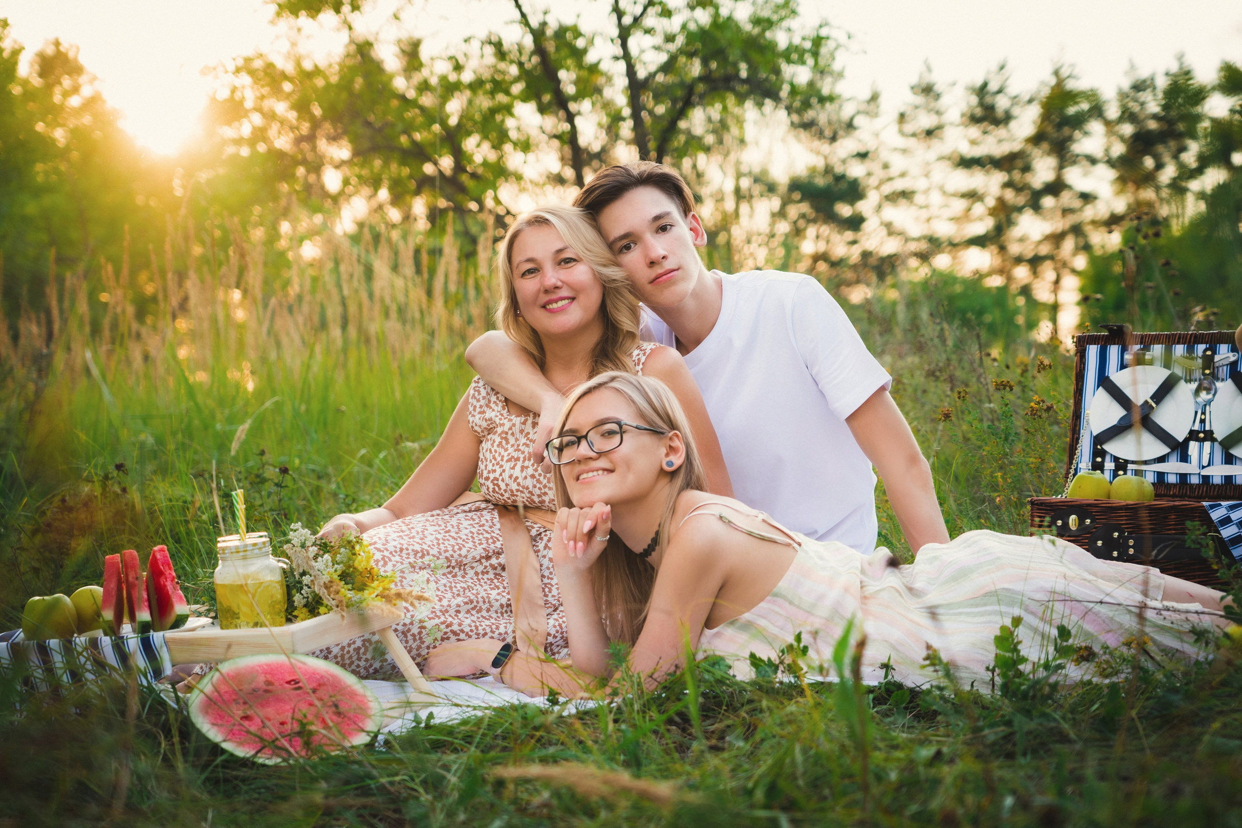 Фотосессия в стиле пикник на природе в яблоневом саду