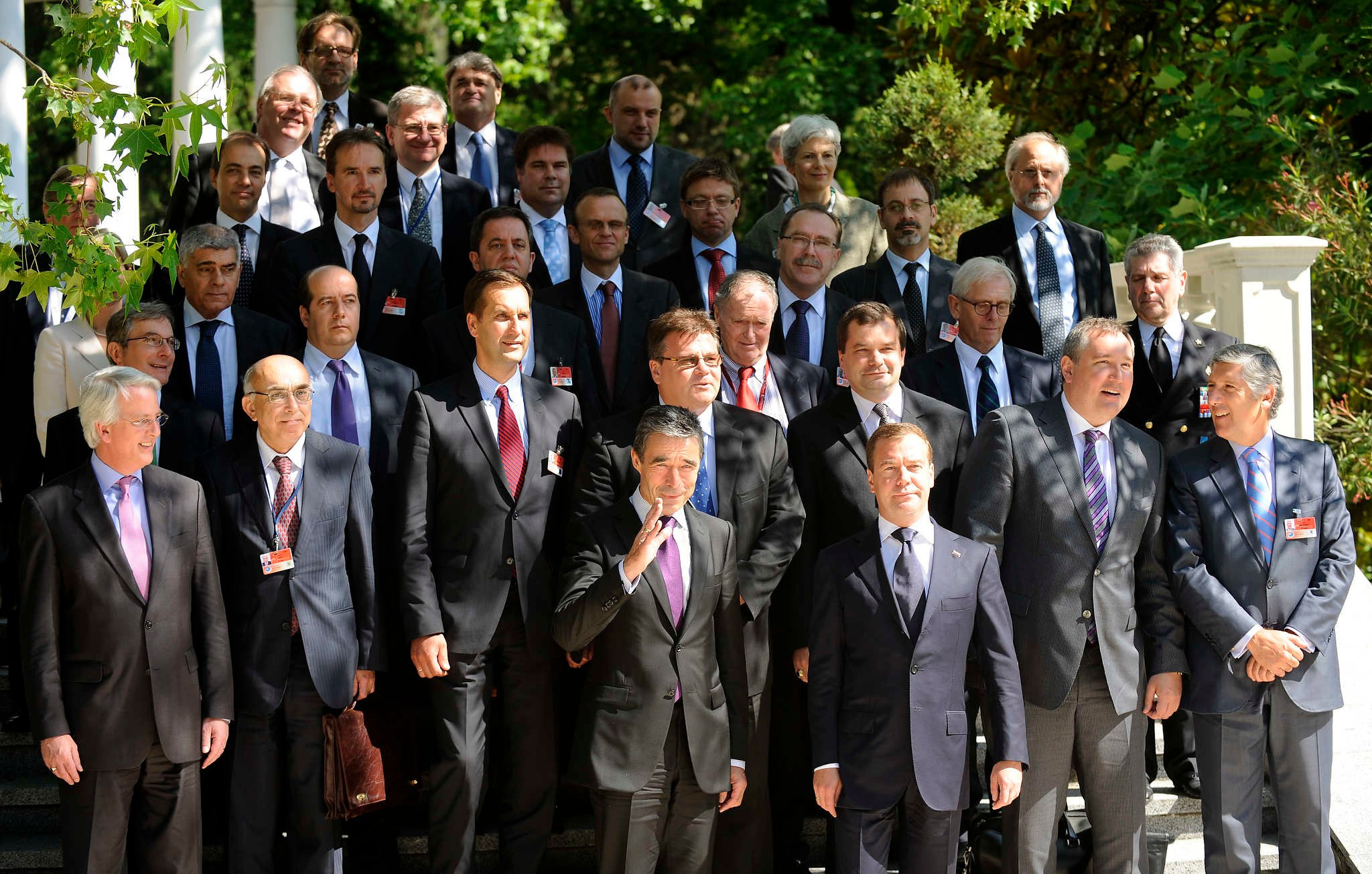 Выездное заседание Совета Россия-НАТО на уровне постоянных представителей. Генсек альянса Андерс Фог Расмуссен и Президент России Дмитрий Медведев вместе с представителями стран НАТО позируют журналистам на совместной фотосъемке.