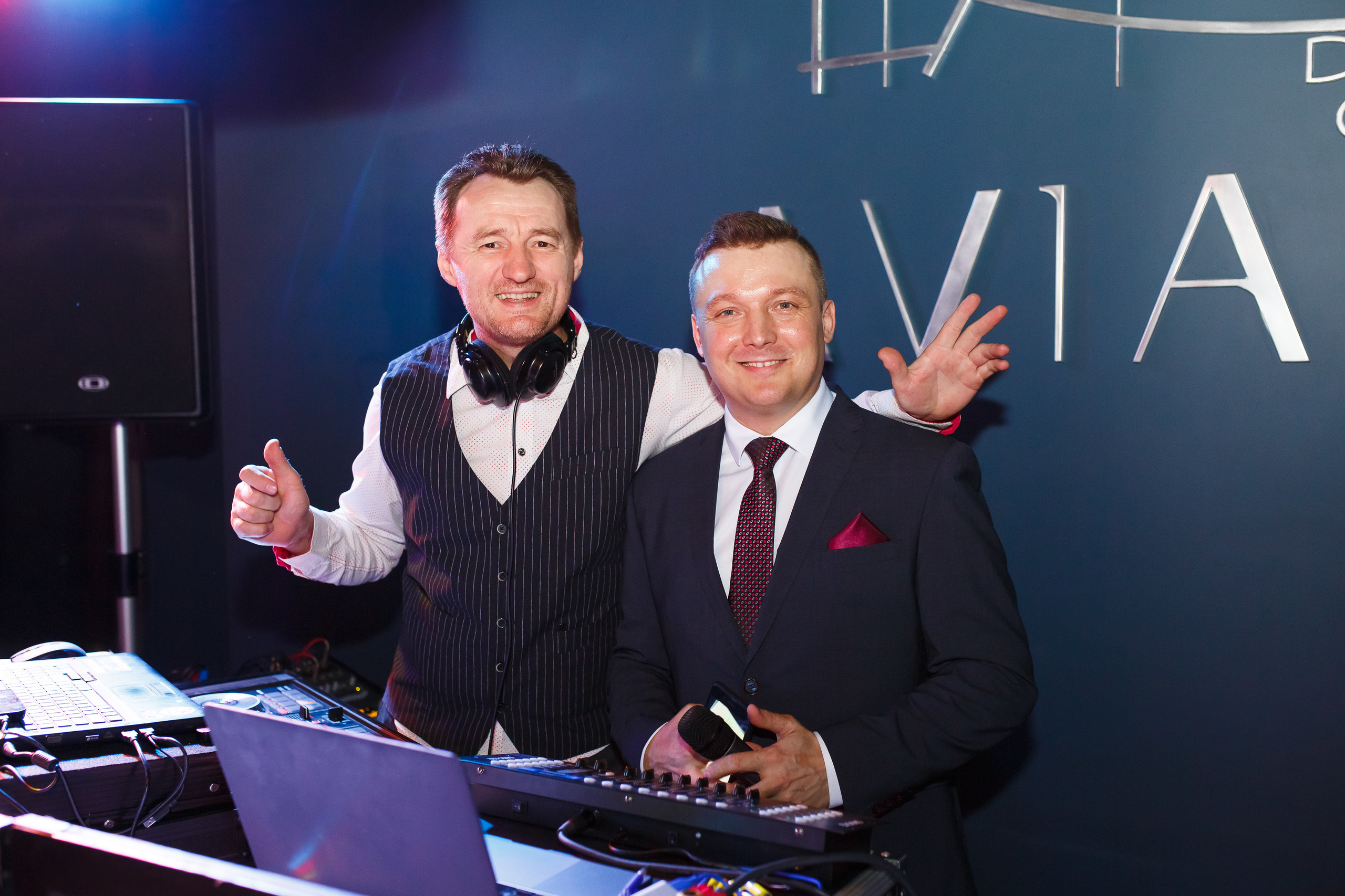 Познакомьтесь с диджеем Сергея Рябинина. Один из лучших event dj город. Ведущий на свадьбу, корпоратив и юбилей в Москве Сергей Рябинин