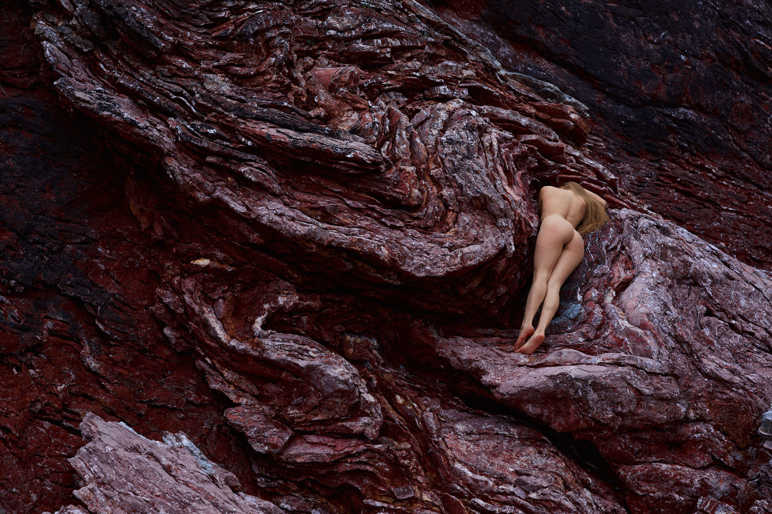 Abstract nude female portrait in soft natural light. Focus on form, emotion, and quiet absence. An intimate fine-art nude exploring the space between presence and disappearance. Shot in ambient light with minimalist aesthetic. Размытая ню-композиция. Женское тело в состоянии покоя, абстракция. Минималистичный кадр фрагмента женского тела в контрастном свете. Художественная ню-фотография, игра текстур. Художественный портрет обнажённой женщины. Светлая сцена, ню-фотография, атмосфера статуи и тишины. Ню в тёплом освещении, женская фигура в статичной позе. Художественное изображение тела, текстуры и свет. фотограф ню. art nude photography photographer