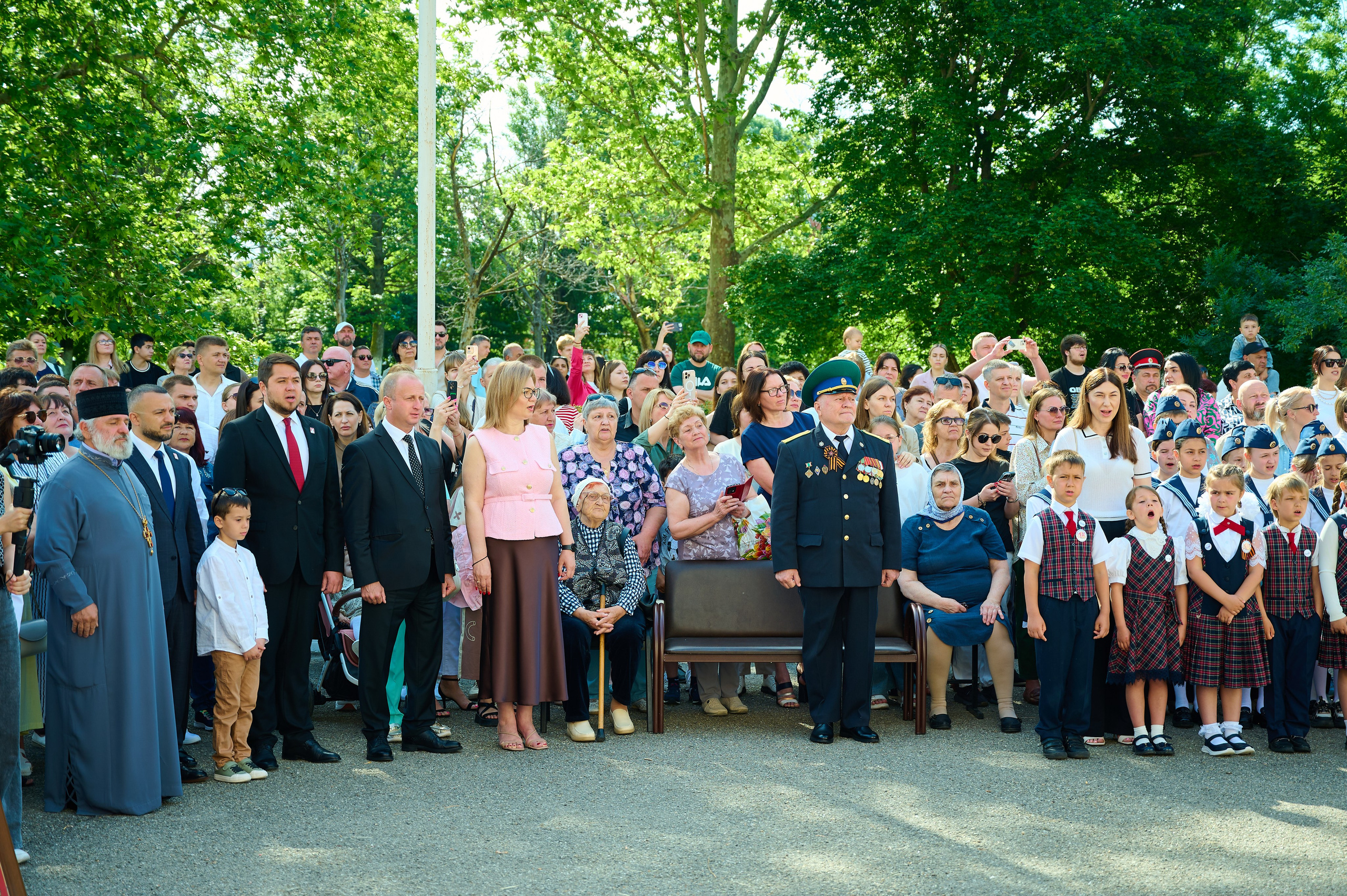 Последний звонок 2025. Жизнь курорта Кабардинка в фотографиях