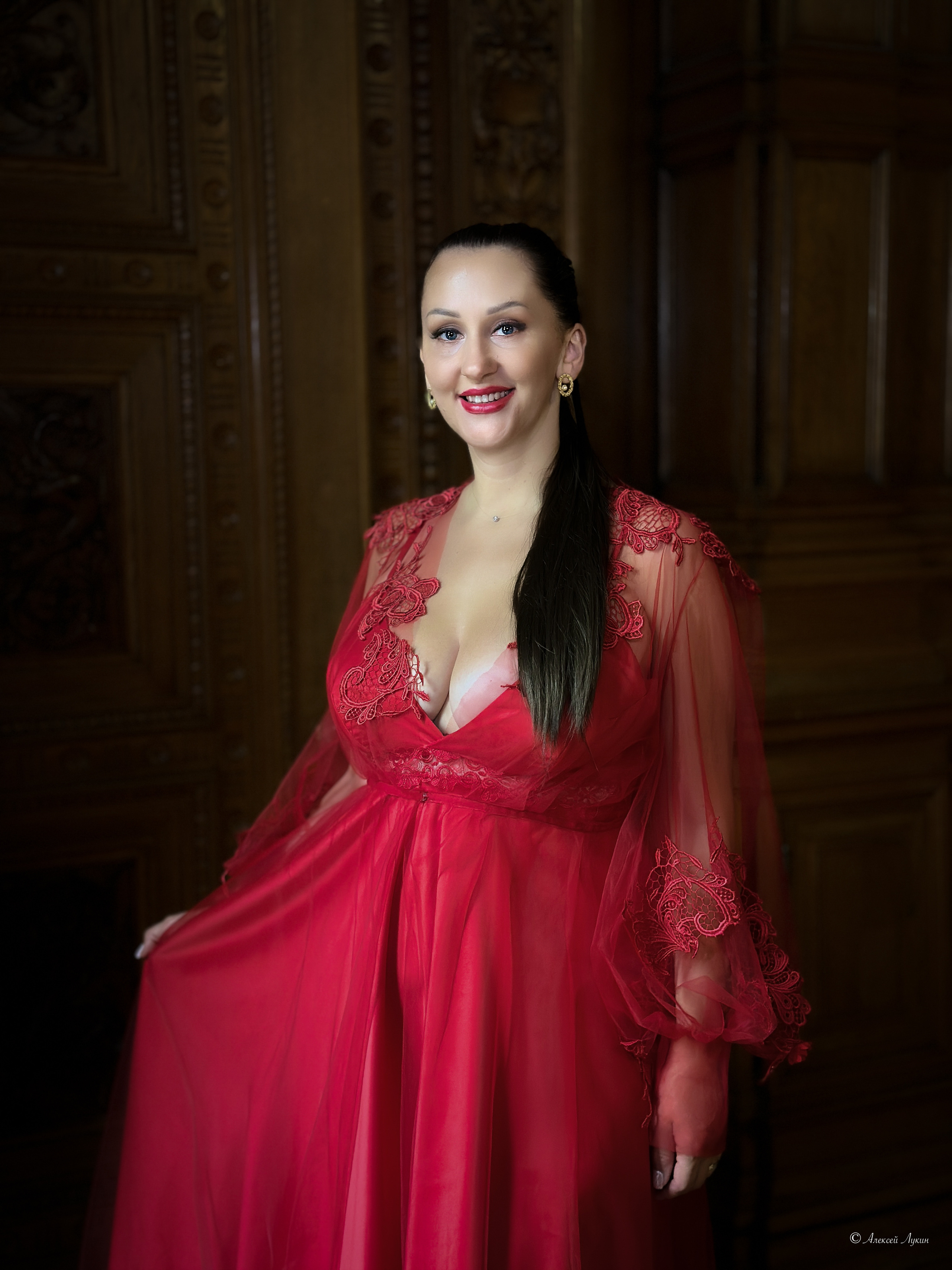 Профессиональная фотосессия в стильном платье от дизайнера на айфон в СПб.