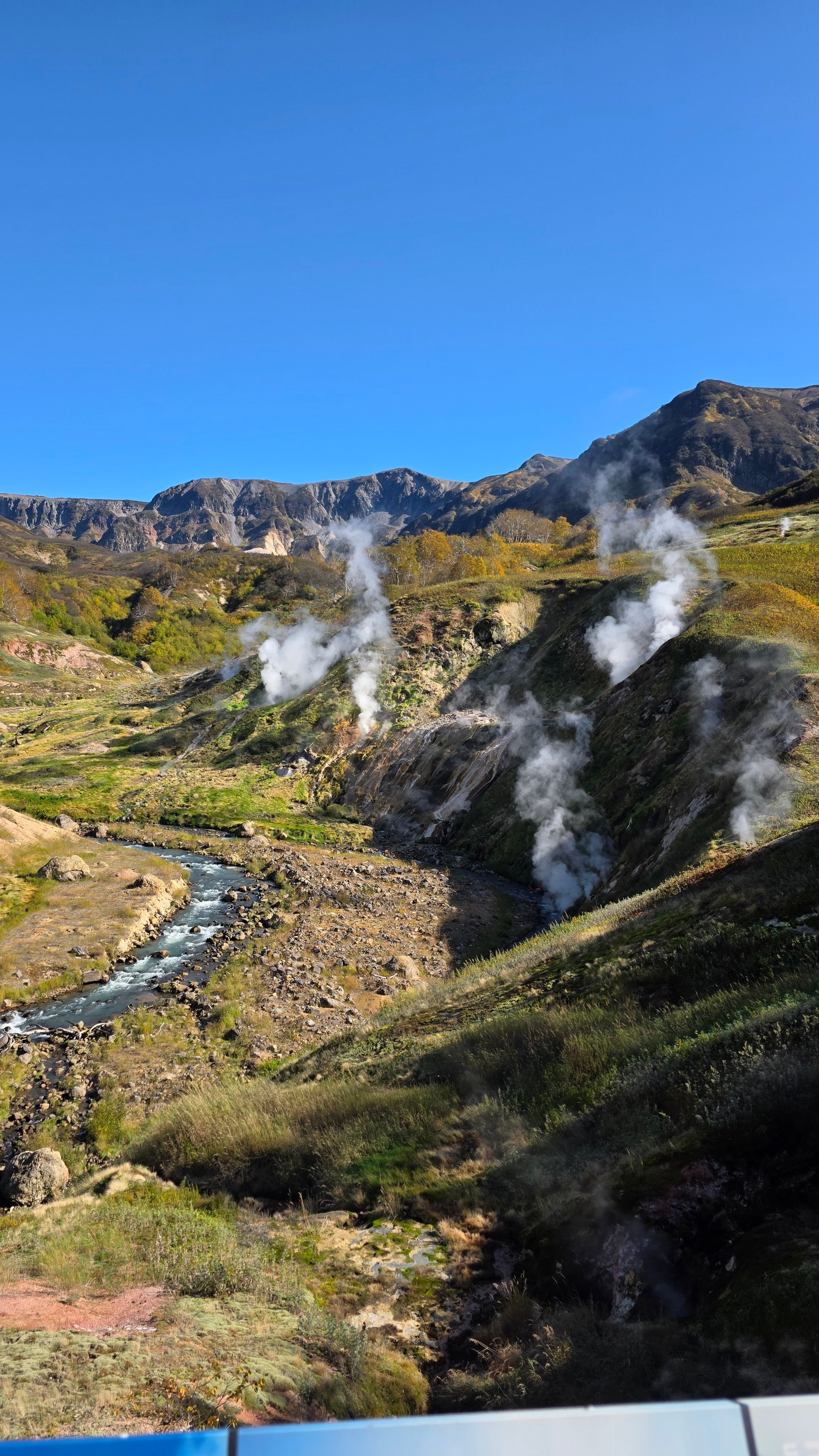 Вертолетная экскурсия в Долину гейзеров, кальдеру вулкана Узон и Налычевские горячие источники. Экскурсионные туры по Камчатке