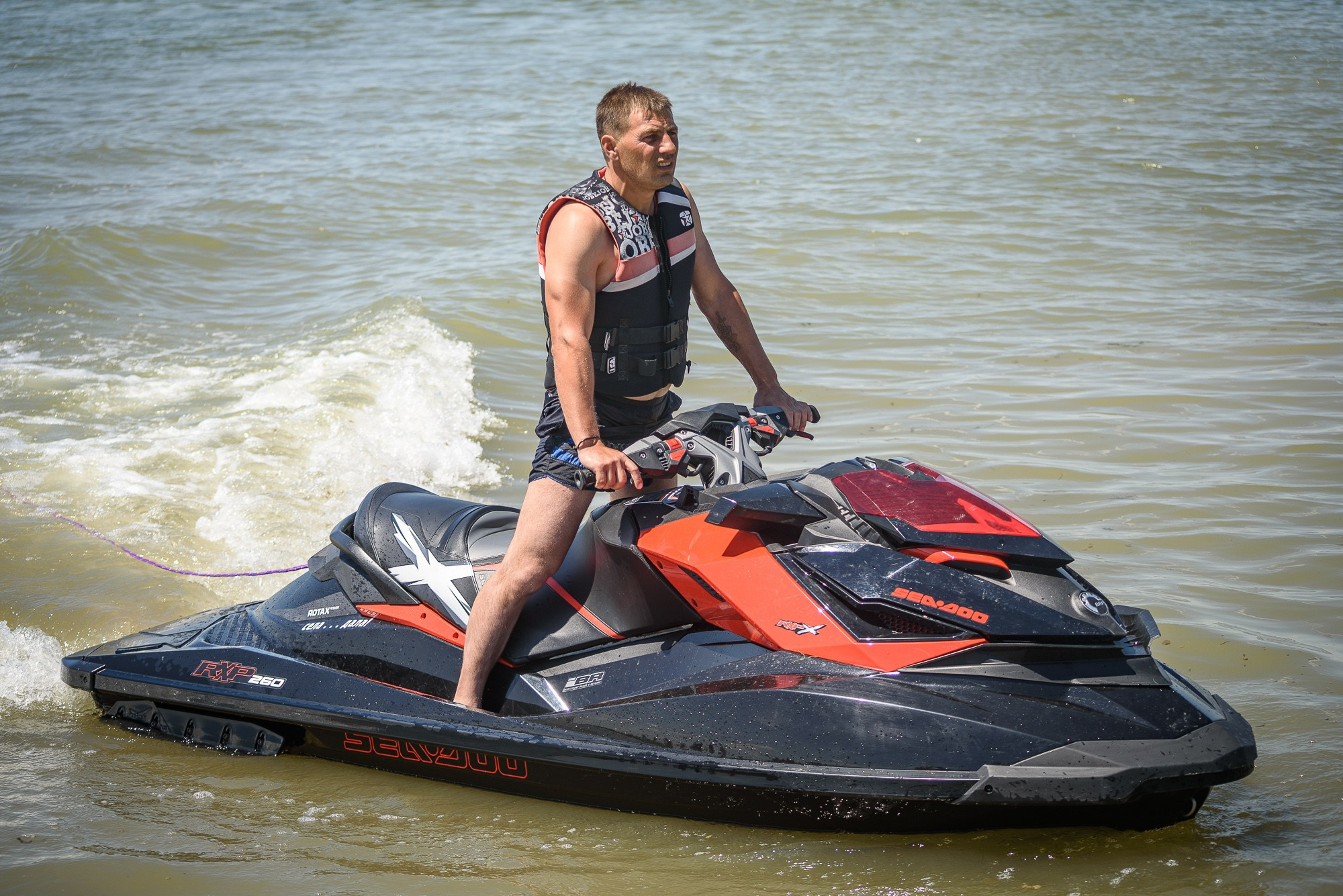 Мужчина на чёрном гидроцикле