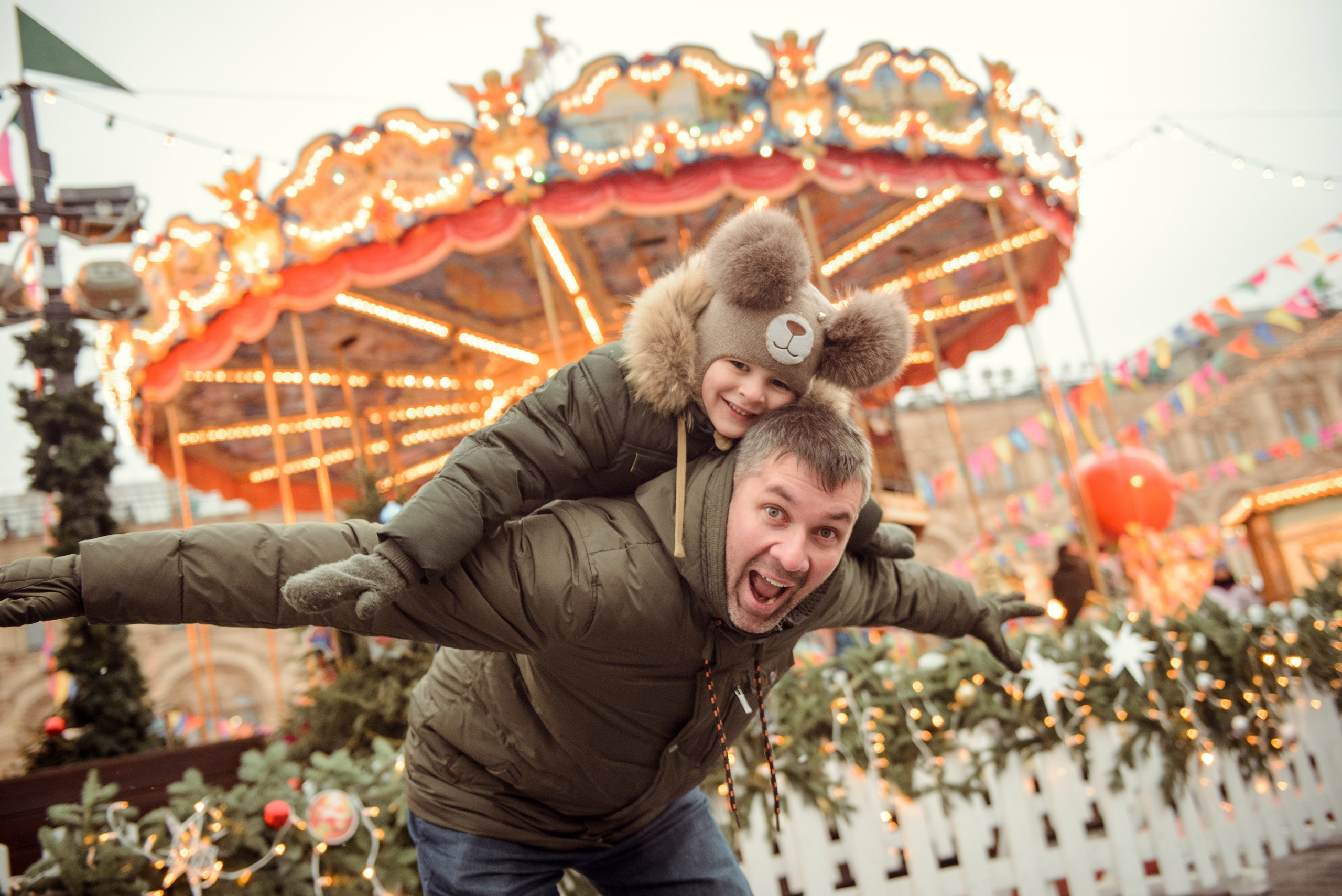 family photo shoot walking in the city. New Year Christmas photoshoot (Photographer in Edinburgh Elena Carruthers)