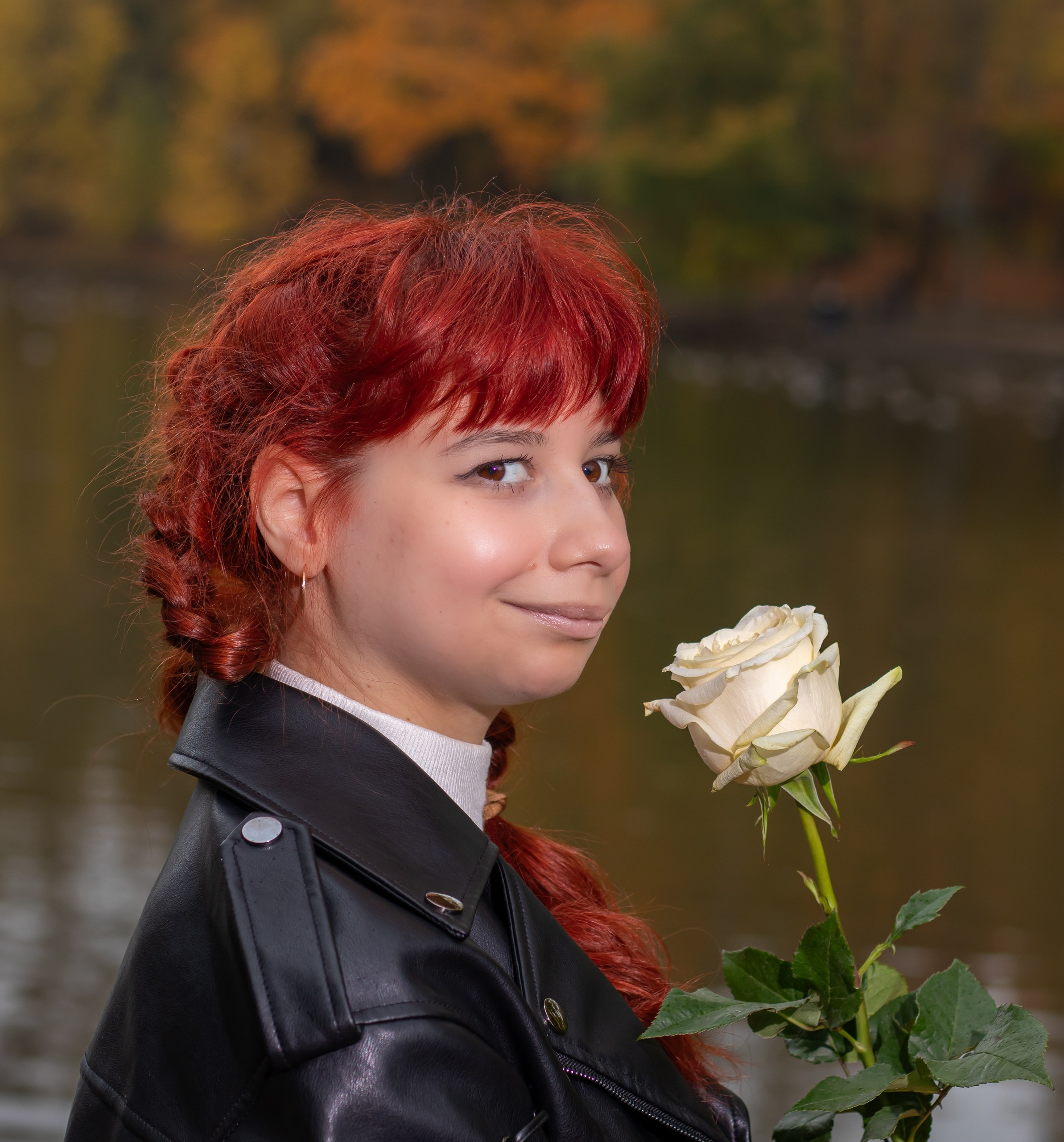 Портрет девушки в кожаной куртке с жёлтыми листьями — осенняя фотосессия, фотограф Карасёва Елена