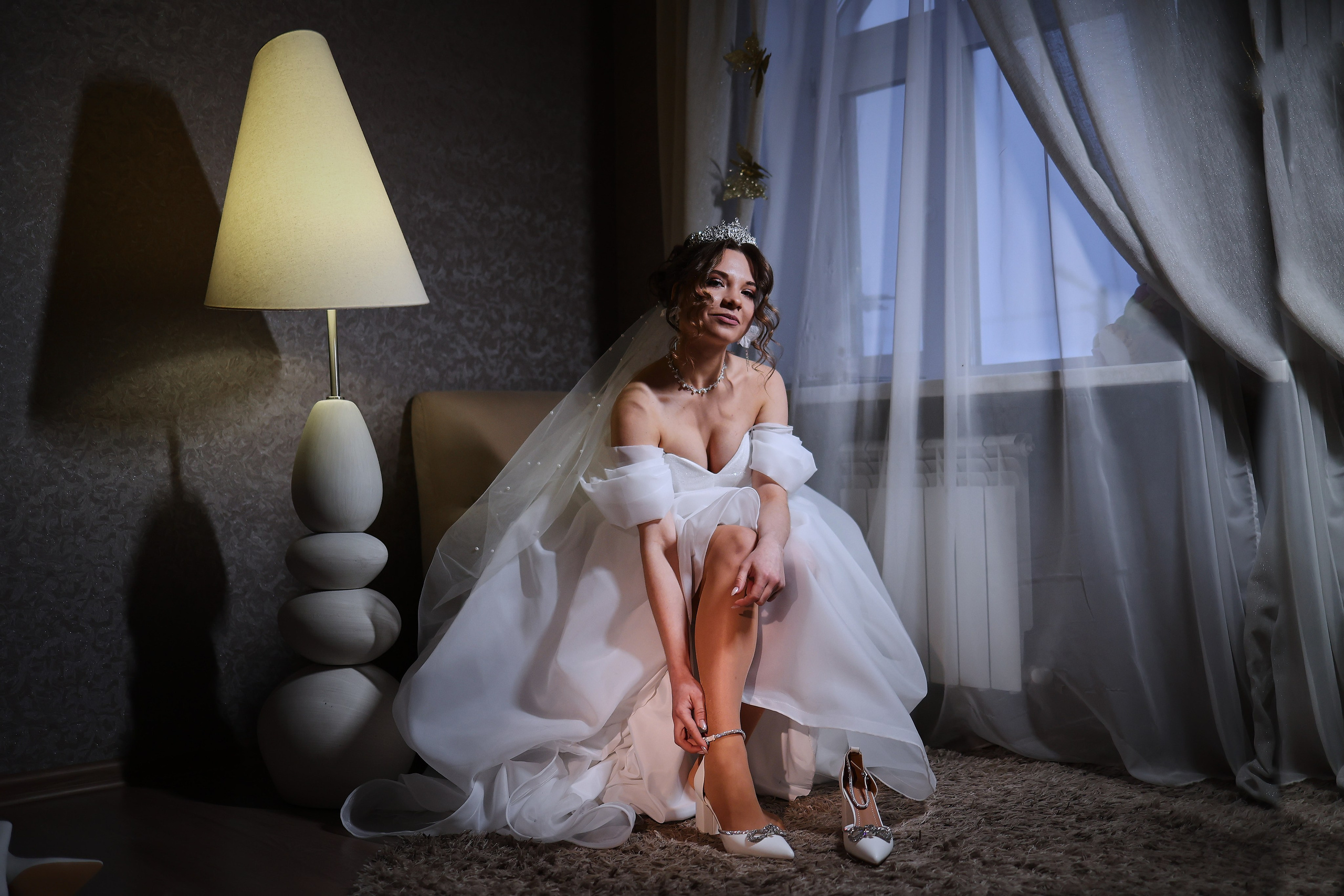 Сборы невесты дома, показывает свои туфли