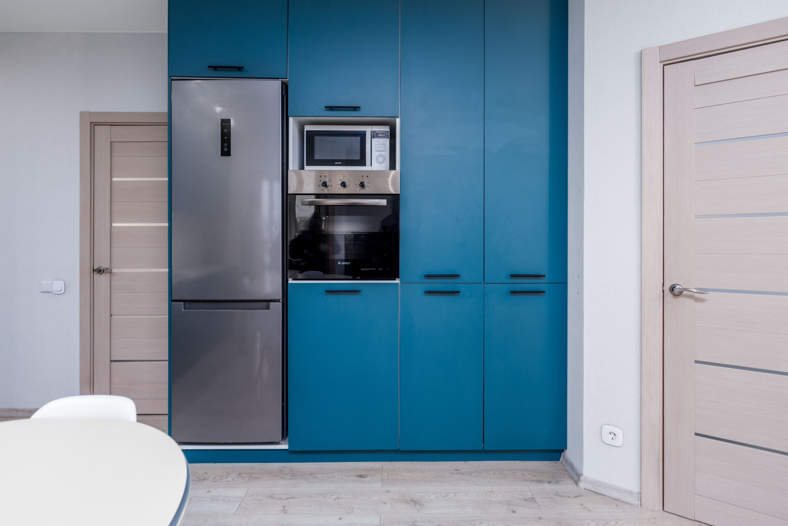 Пенал с холодильником в кухне в трехкомнатной квартире в ЖК Минск Мир