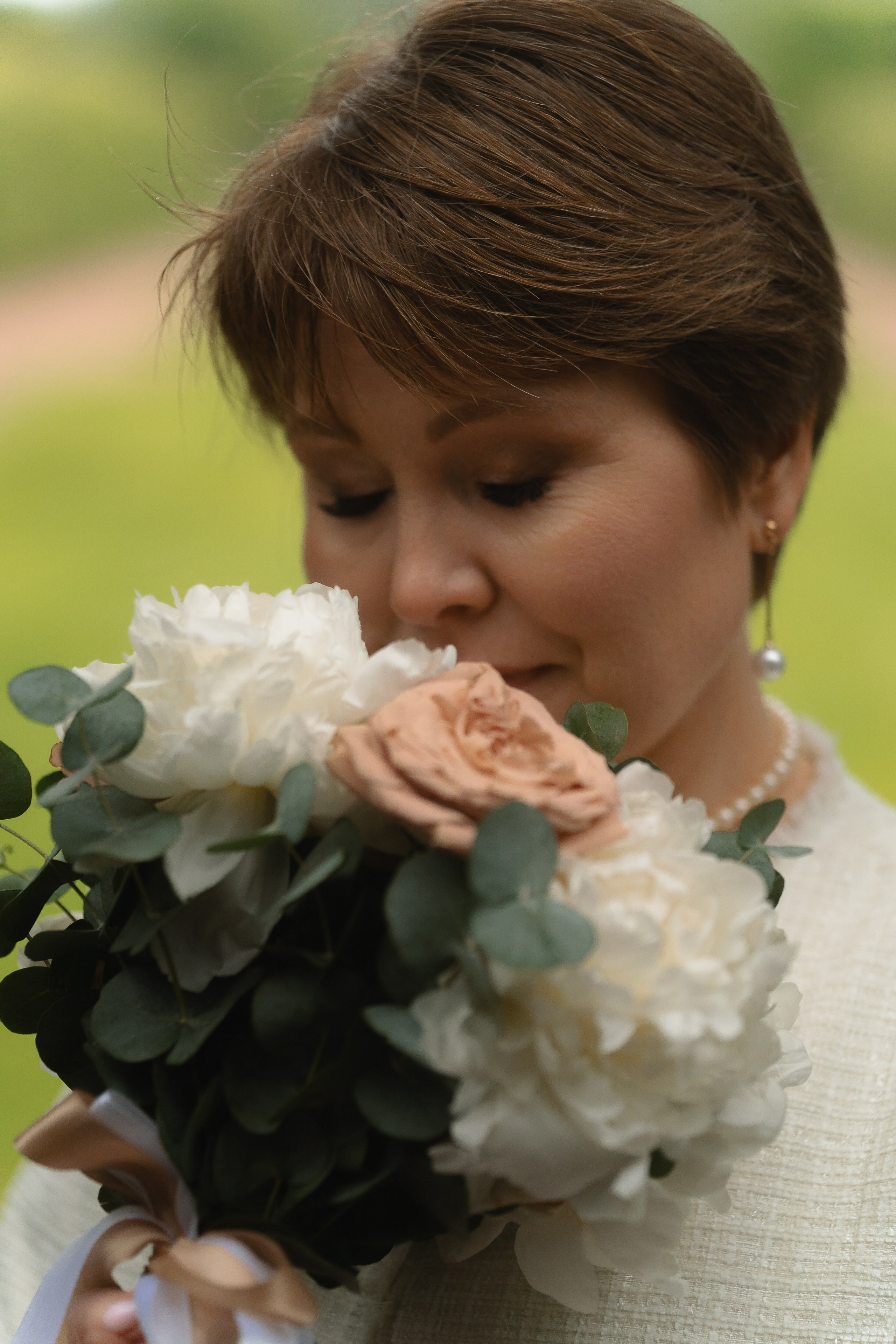 Невеста держит букет в руках