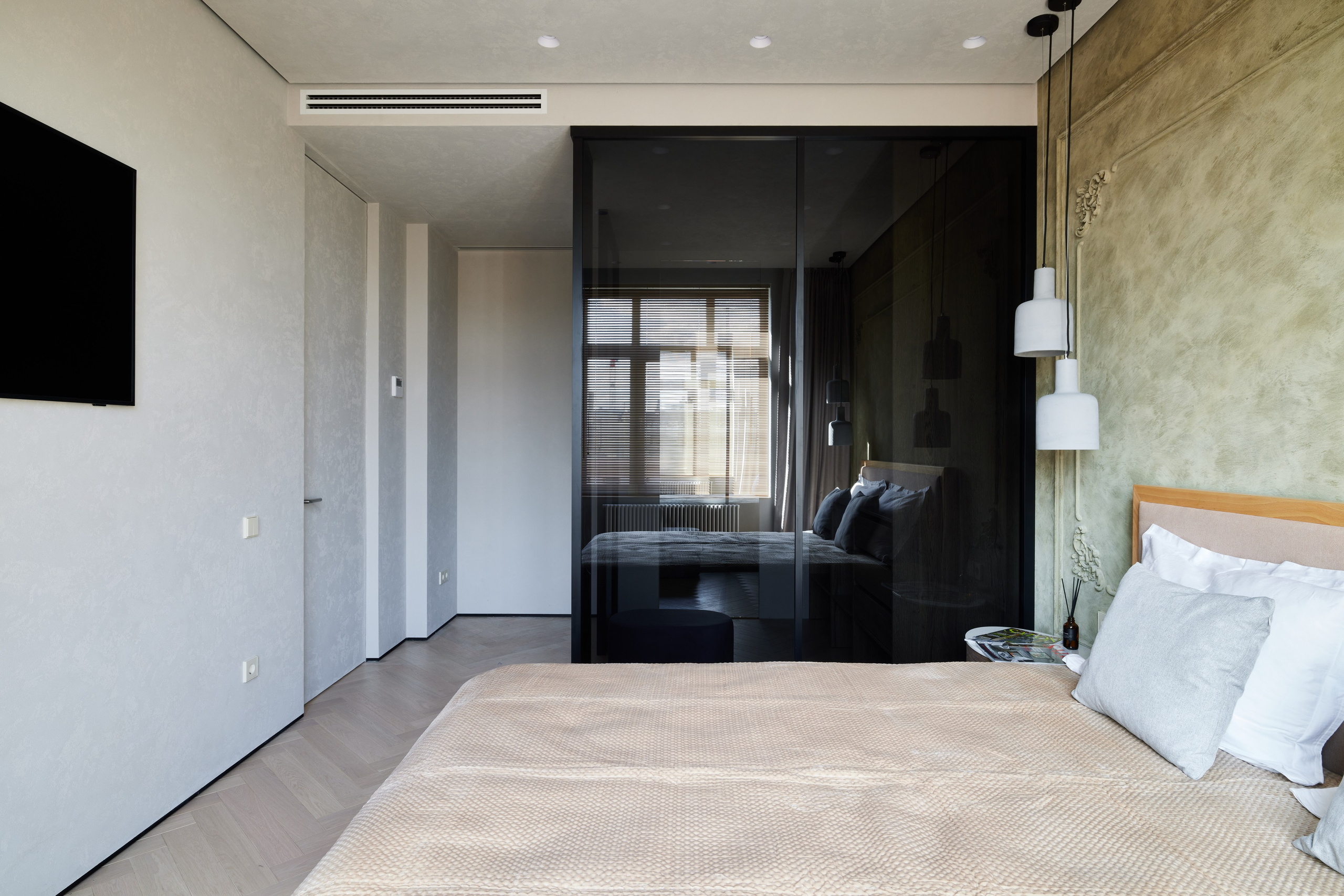 Интерьер спальни с санузлом и встроенным гардеробом. Лаконичное зонирование и индивидуальная мебель на заказ. Проект Ксении Новиковой (ksudsgn), СПб