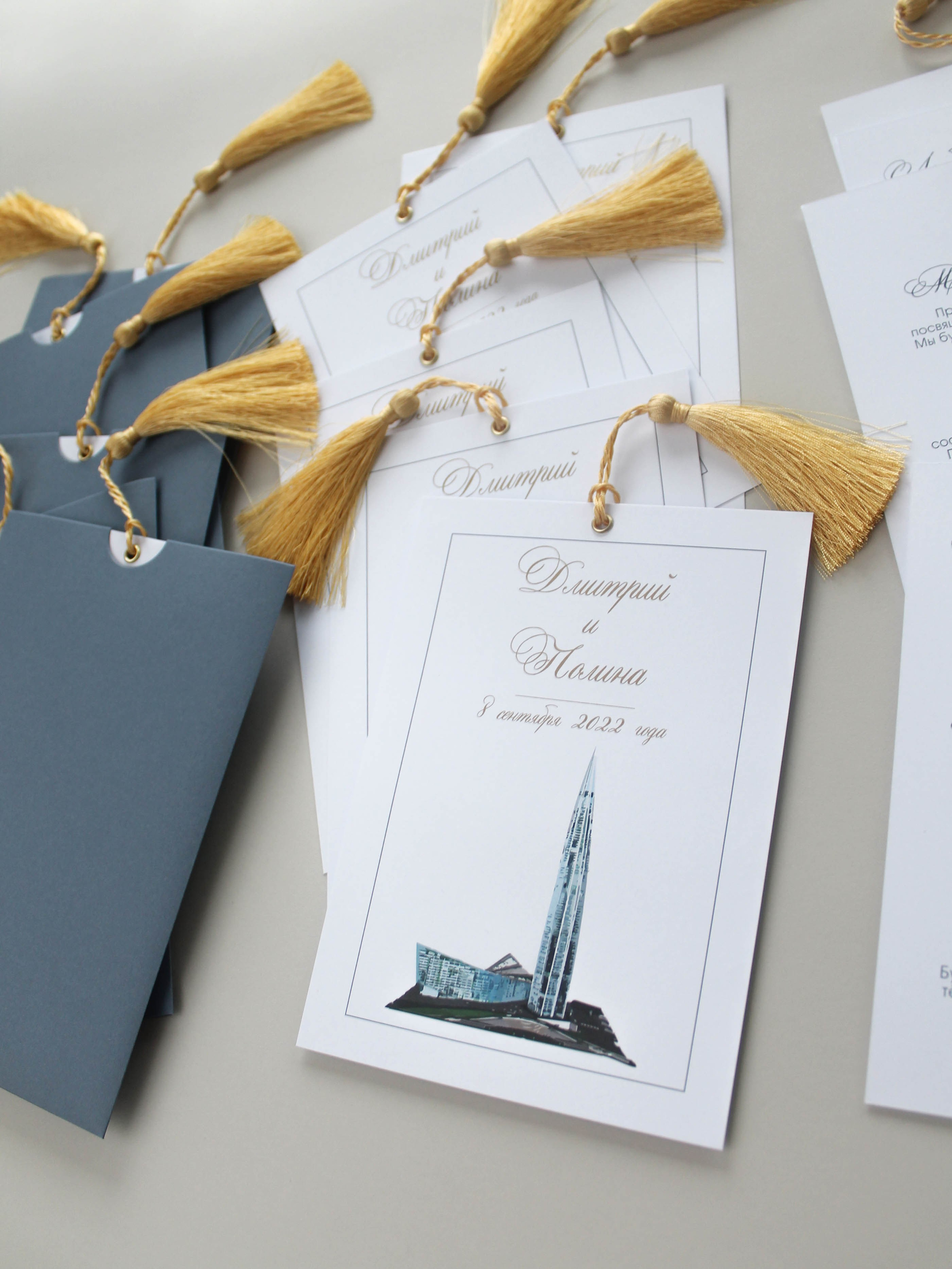 С кистью, от 360 руб. Дизайнер полиграфии в Санкт-Петербурге. Заказать свадебные приглашения, подарочные сертификаты, полиграфию для бизнеса, шелковые ленты