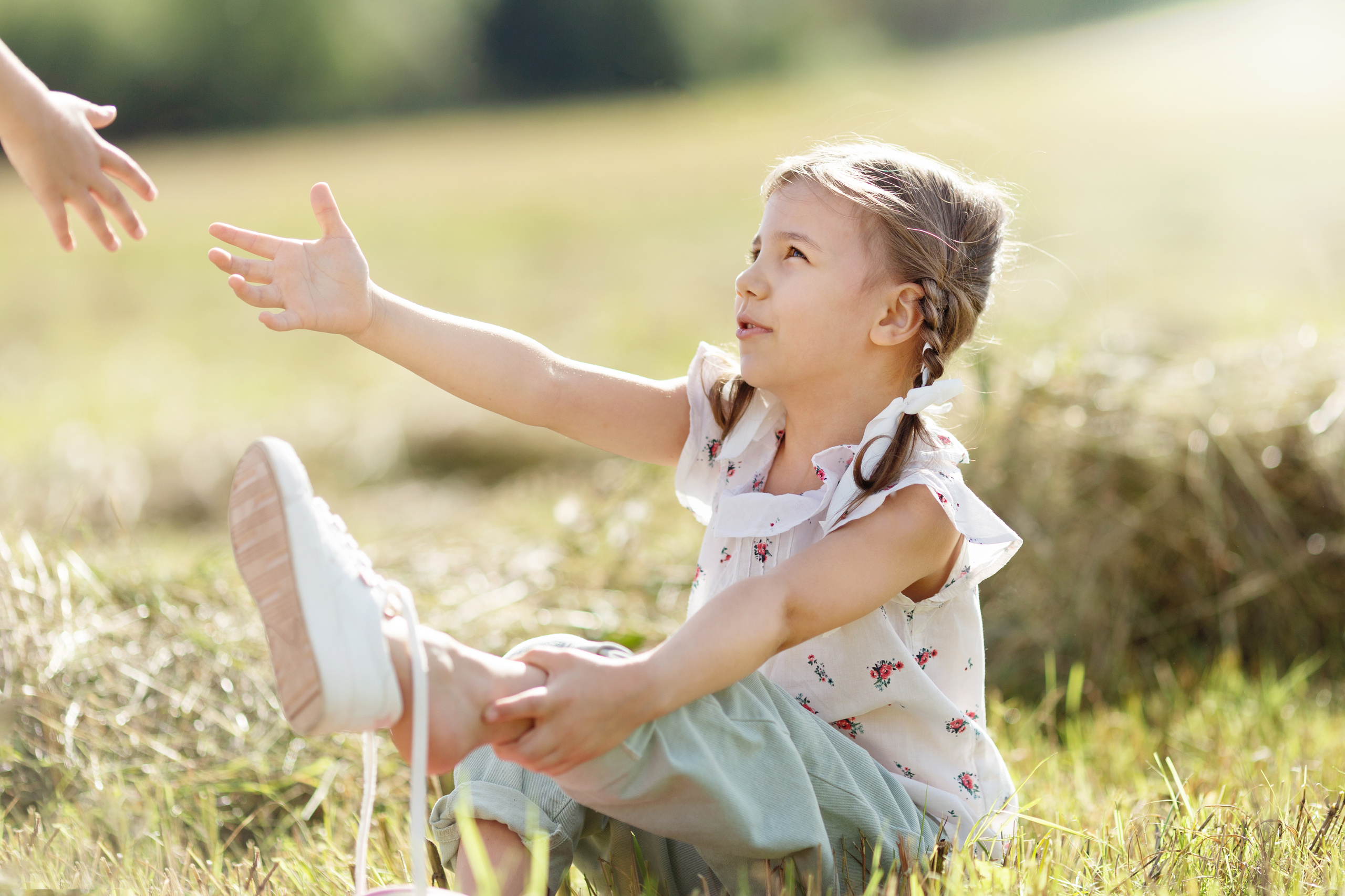 Даша и Соня, фотопрогулка по скошенному полю. Актерское и модельное портфолио. Фотограф в Москве Екатерина Коломеец