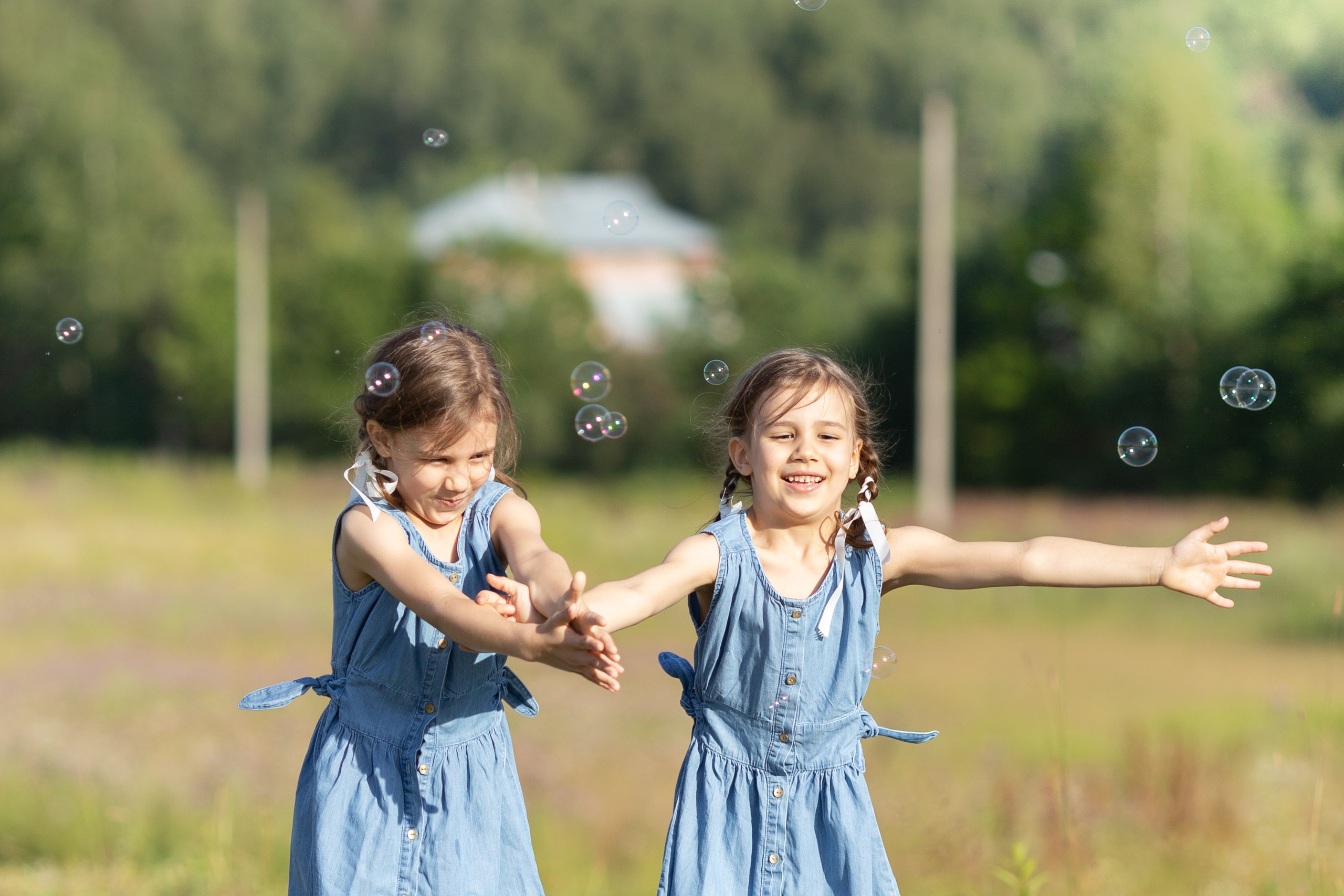Даша и Соня, фотопрогулка по скошенному полю. Актерское и модельное портфолио. Фотограф в Москве Екатерина Коломеец