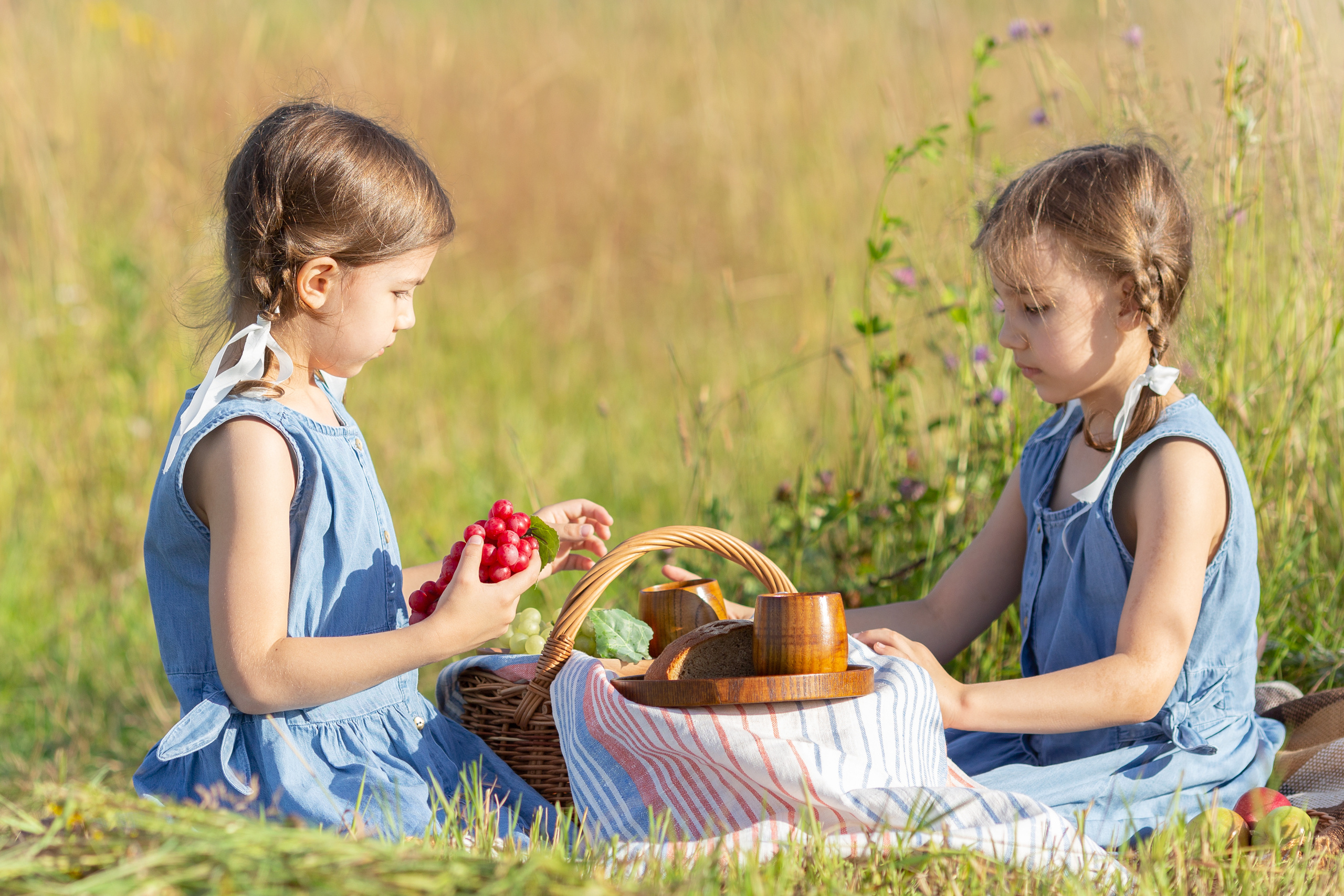 Даша и Соня, фотопрогулка по скошенному полю. Актерское и модельное портфолио. Фотограф в Москве Екатерина Коломеец