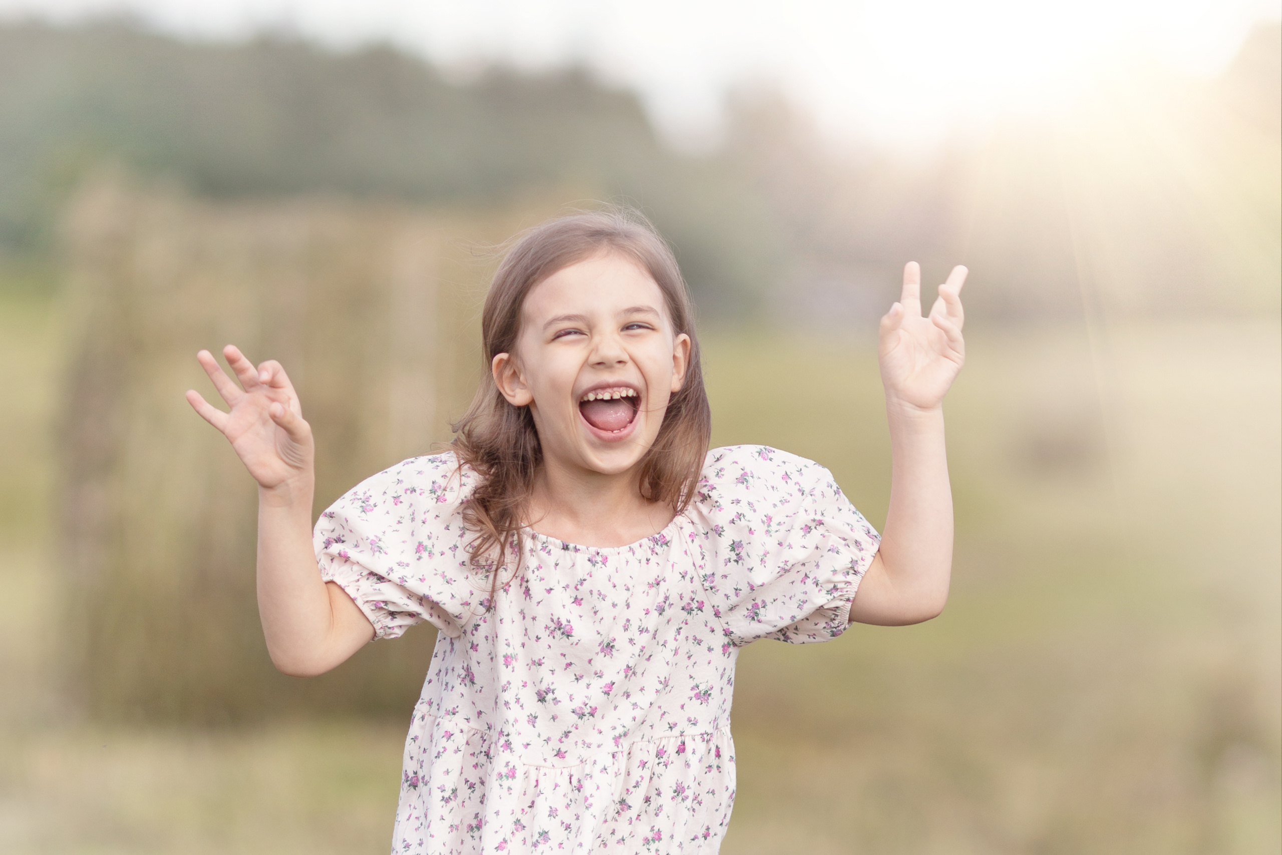 Даша и Соня, фотопрогулка по скошенному полю. Актерское и модельное портфолио. Фотограф в Москве Екатерина Коломеец