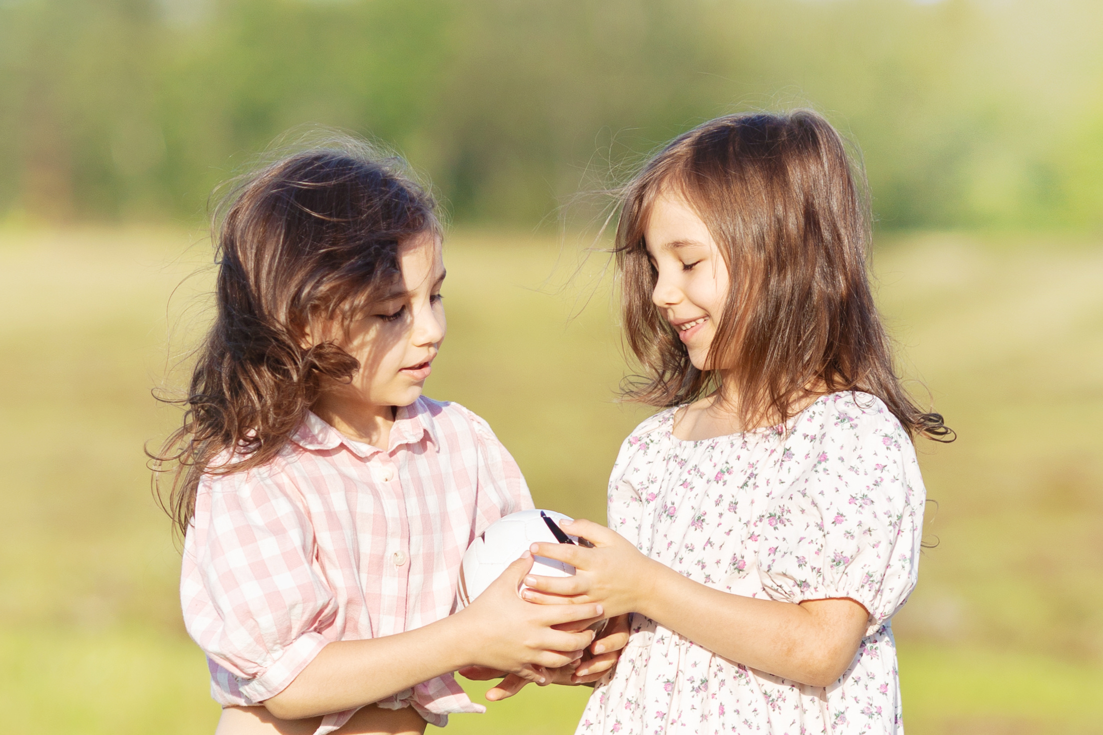 Даша и Соня, фотопрогулка по скошенному полю. Актерское и модельное портфолио. Фотограф в Москве Екатерина Коломеец