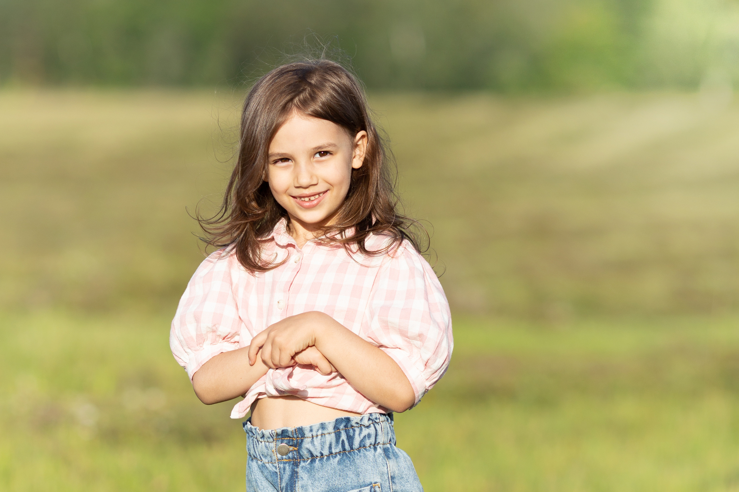 Даша и Соня, фотопрогулка по скошенному полю. Актерское и модельное портфолио. Фотограф в Москве Екатерина Коломеец