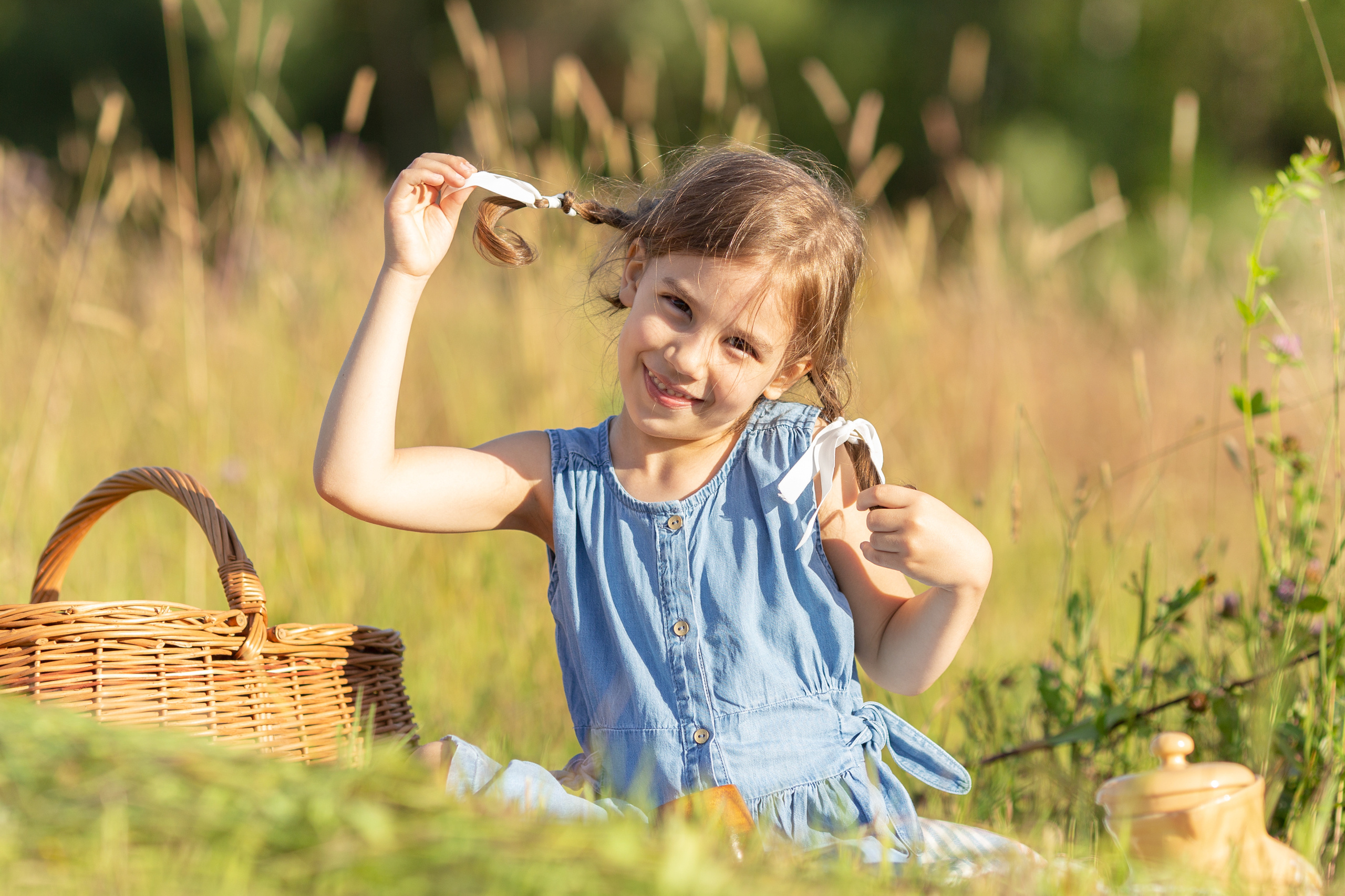 Даша и Соня, фотопрогулка по скошенному полю. Актерское и модельное портфолио. Фотограф в Москве Екатерина Коломеец