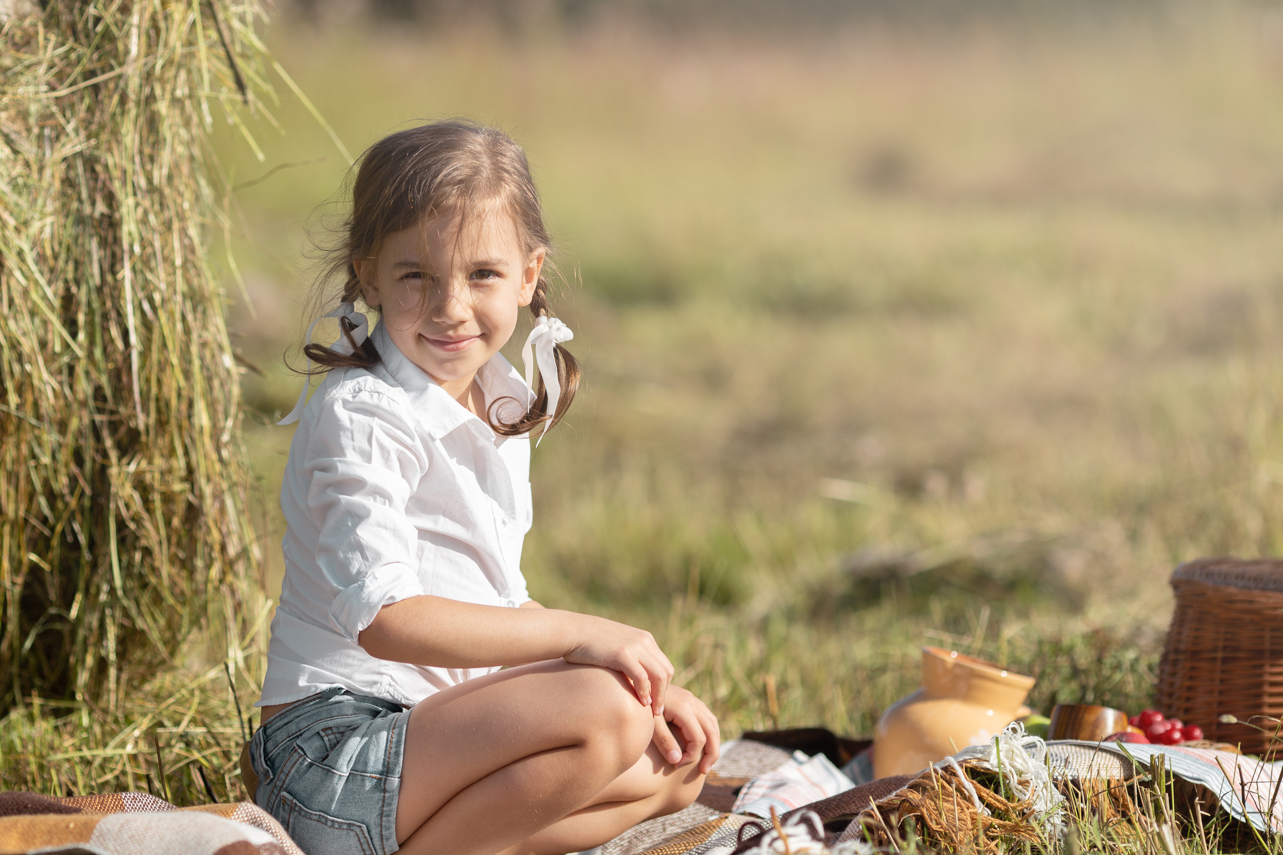 Даша и Соня, фотопрогулка по скошенному полю. Актерское и модельное портфолио. Фотограф в Москве Екатерина Коломеец