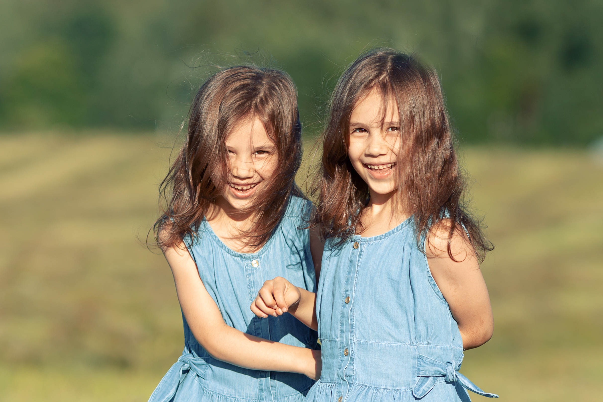 Даша и Соня, фотопрогулка по скошенному полю. Актерское и модельное портфолио. Фотограф в Москве Екатерина Коломеец