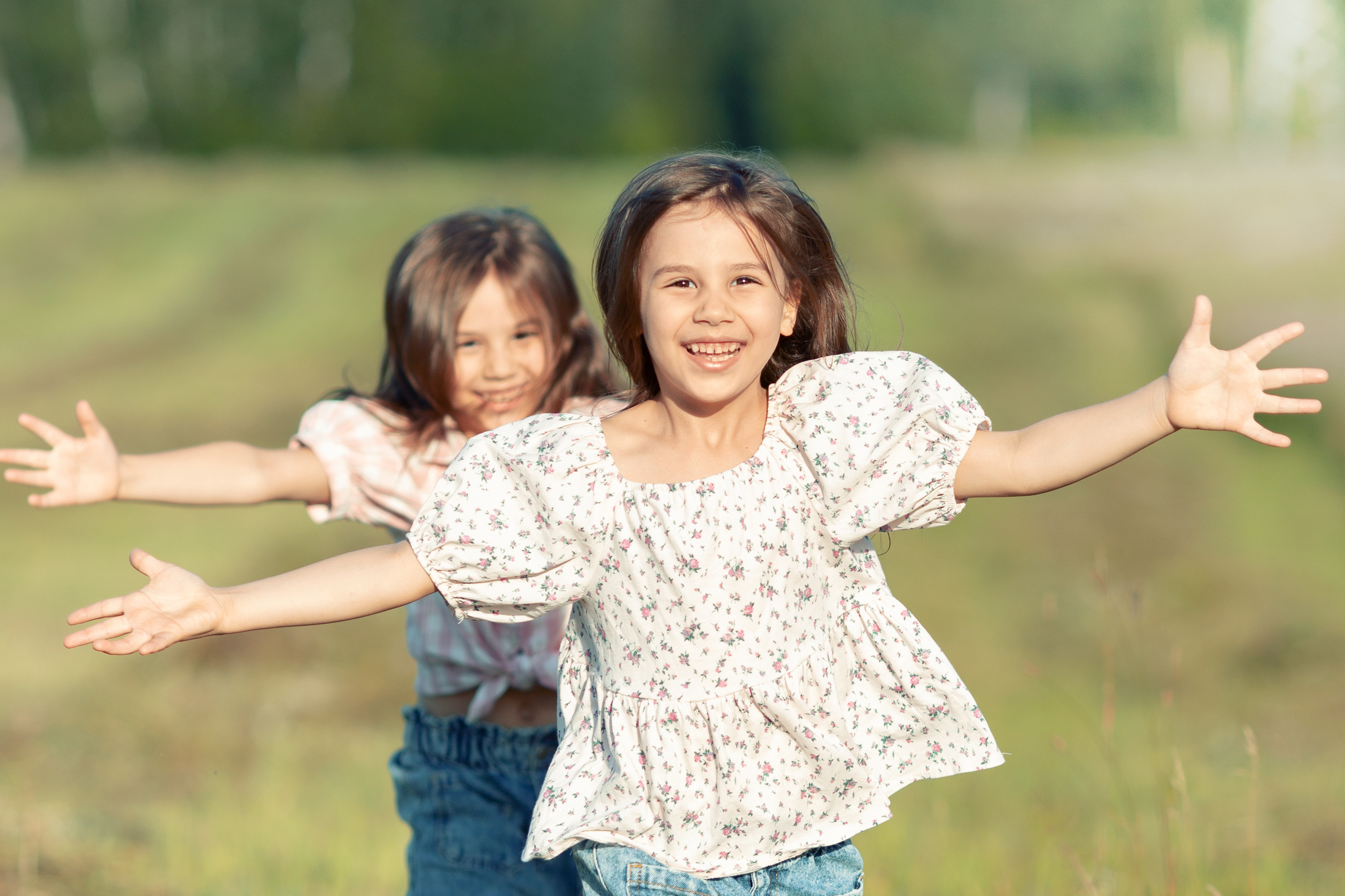 Даша и Соня, фотопрогулка по скошенному полю. Актерское и модельное портфолио. Фотограф в Москве Екатерина Коломеец